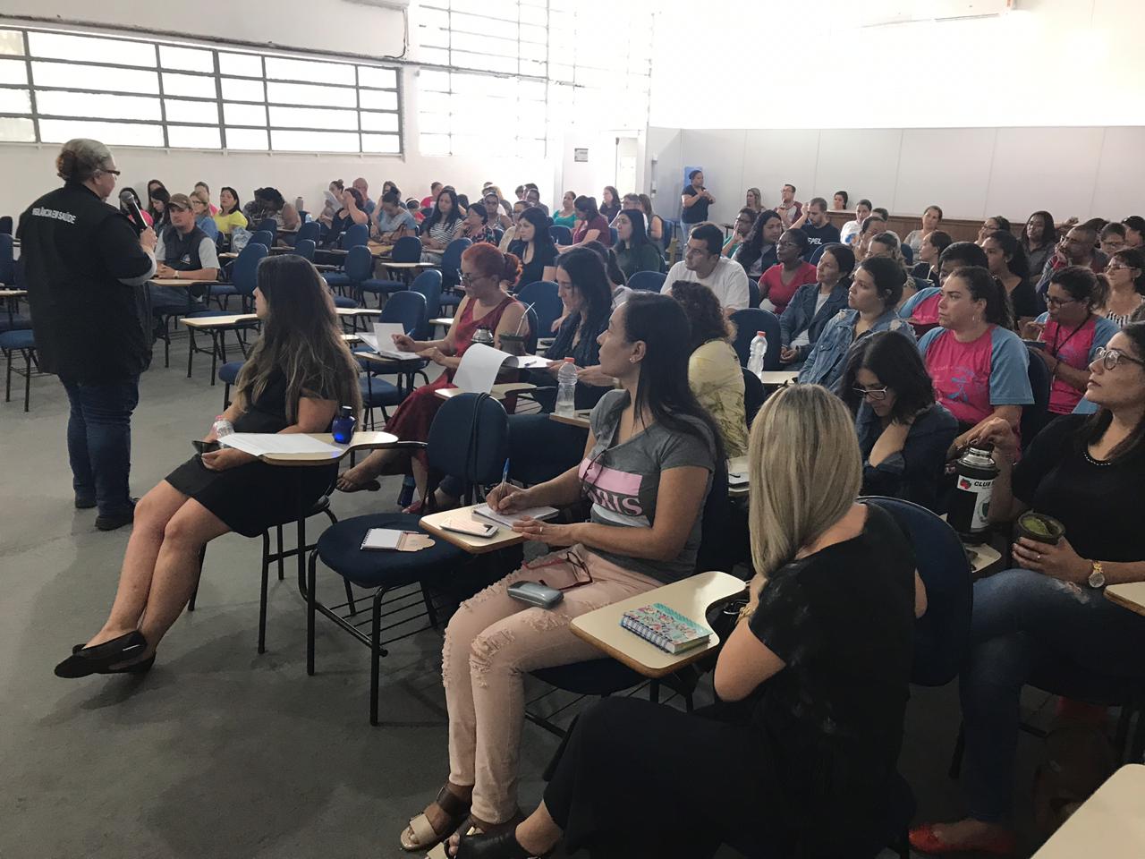 Série de encontros busca abordar temáticas propostas pelos profissionais