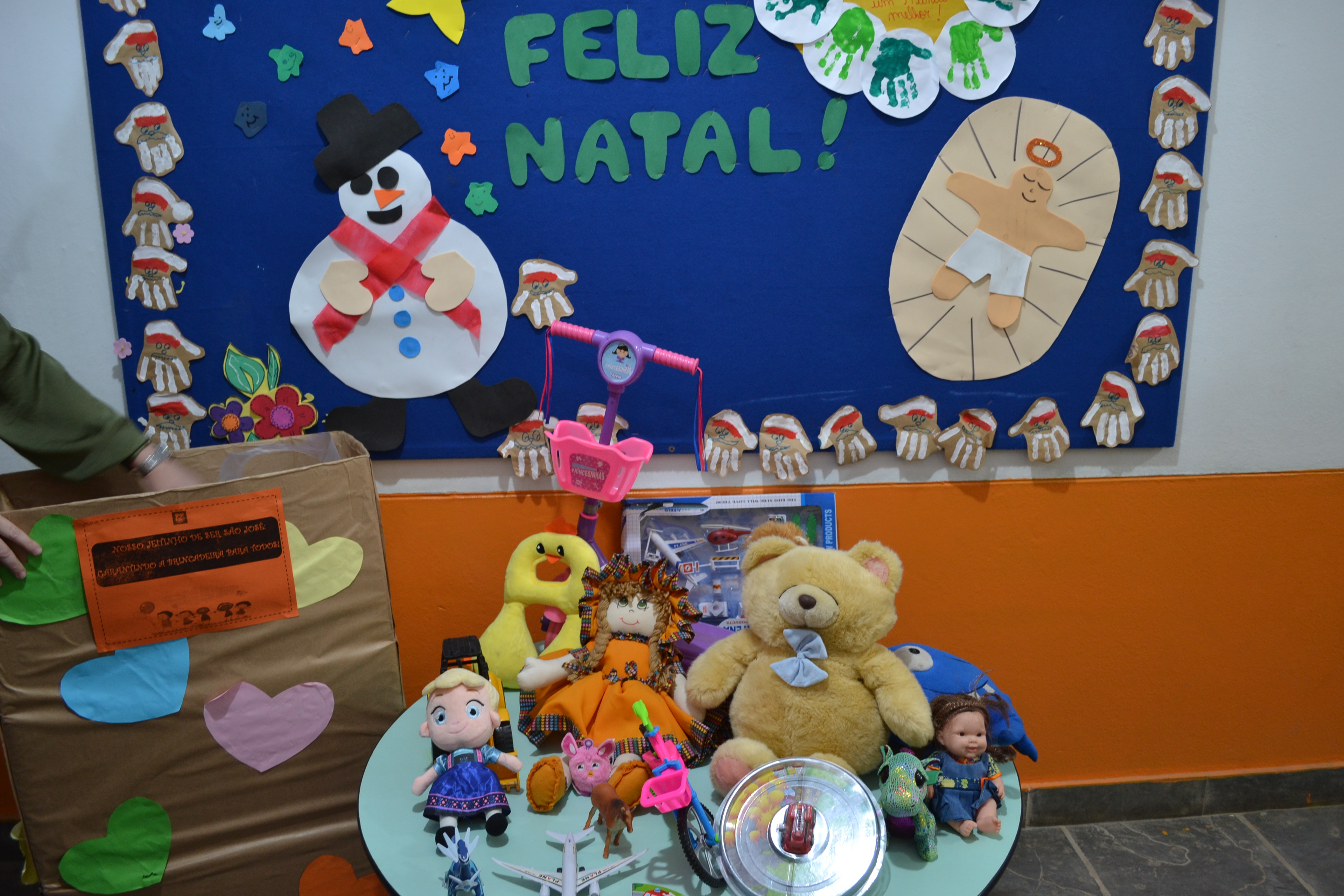 Jogos, ursinhos de pelúcia, bonecas, carrinhos e outro itens que alegram o dia a dia dos pequenos foram doados através de campanha do Colégio São José
