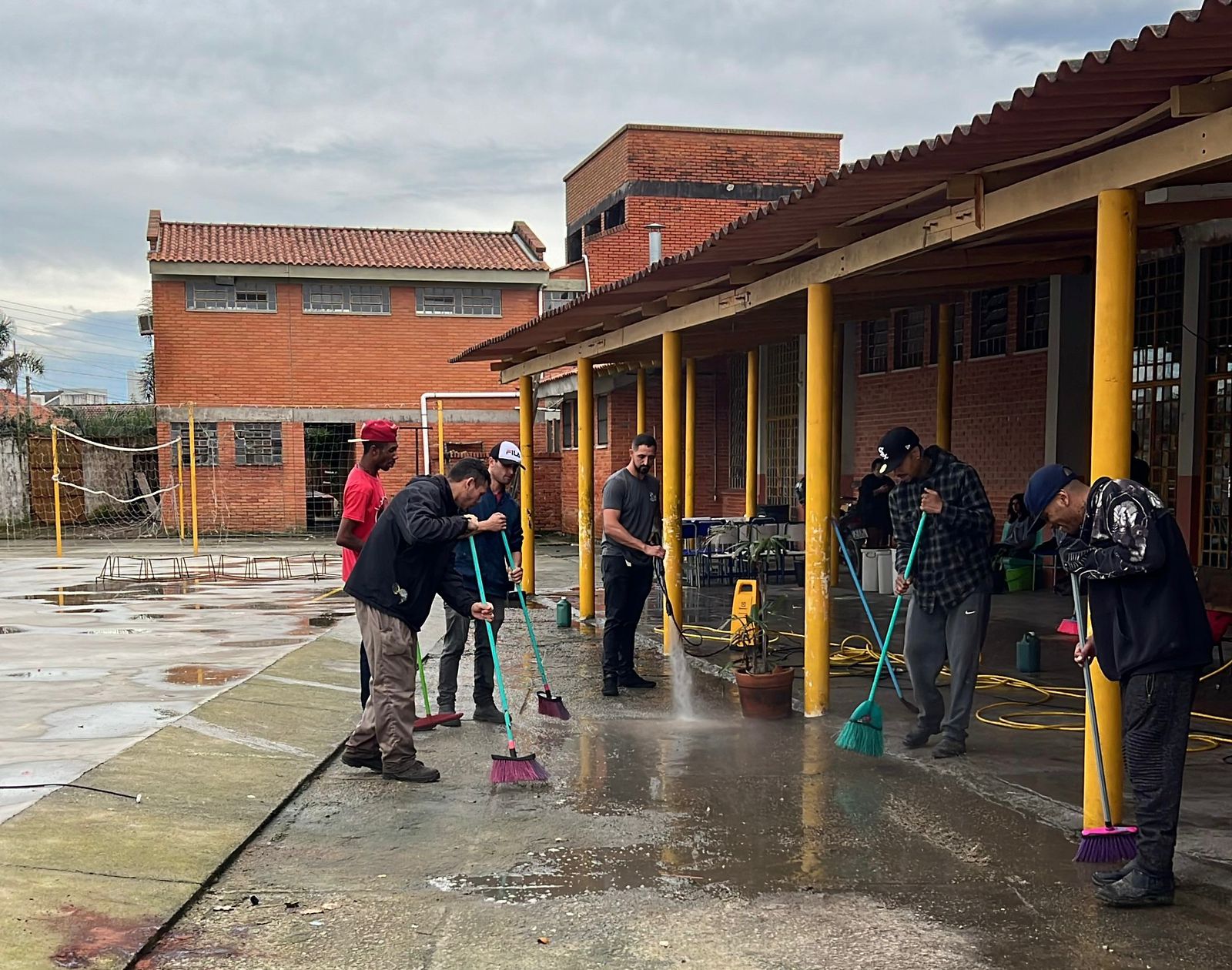 Equipes trabalham na limpeza e reestruturação do local que serviu de abrigo durante as enchentes
