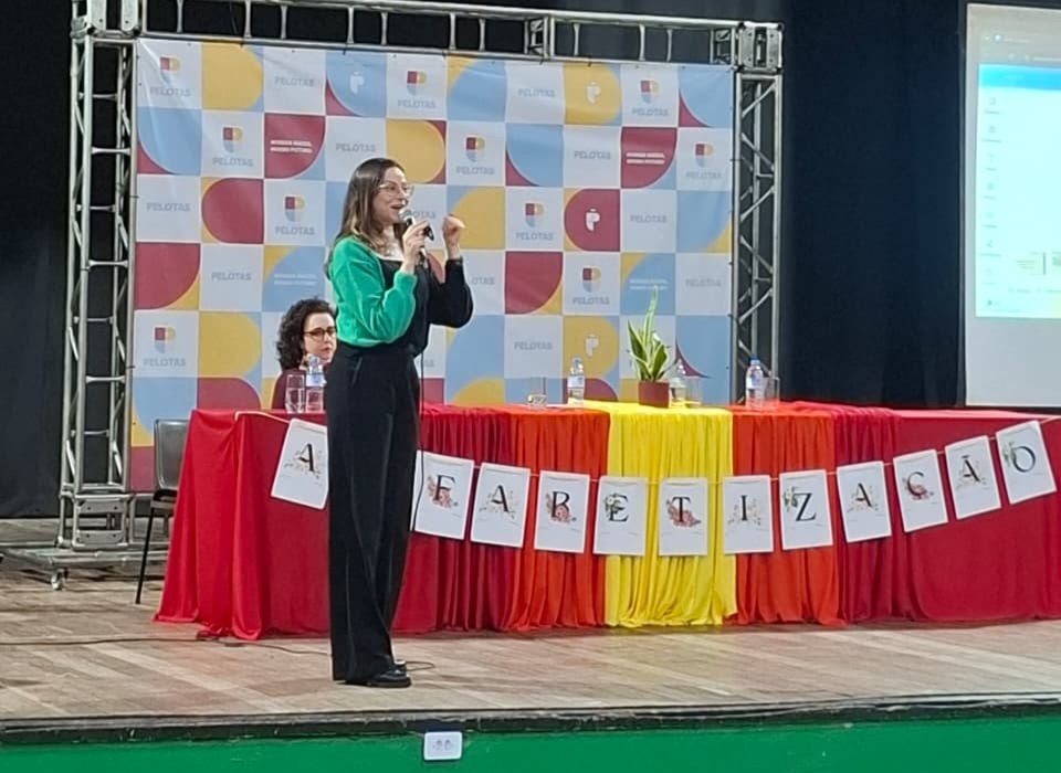 Evento promovido pela Secretaria de Educação recebeu a Profª Drª Renata Sperrhake
