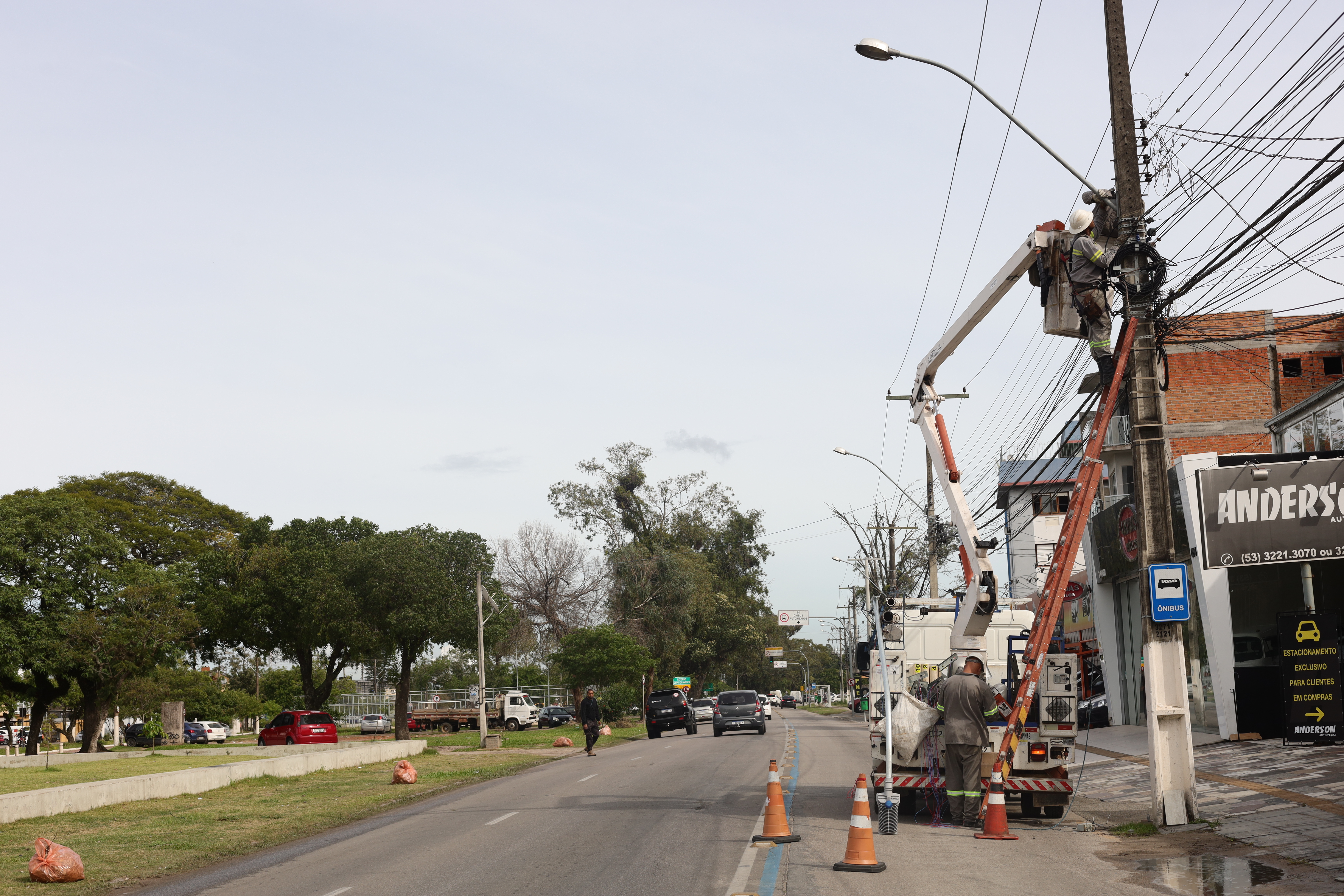 Praça 20 de Setembro e avenida Duque de Caxias já estão recebendo o novo sistema de iluminação pública