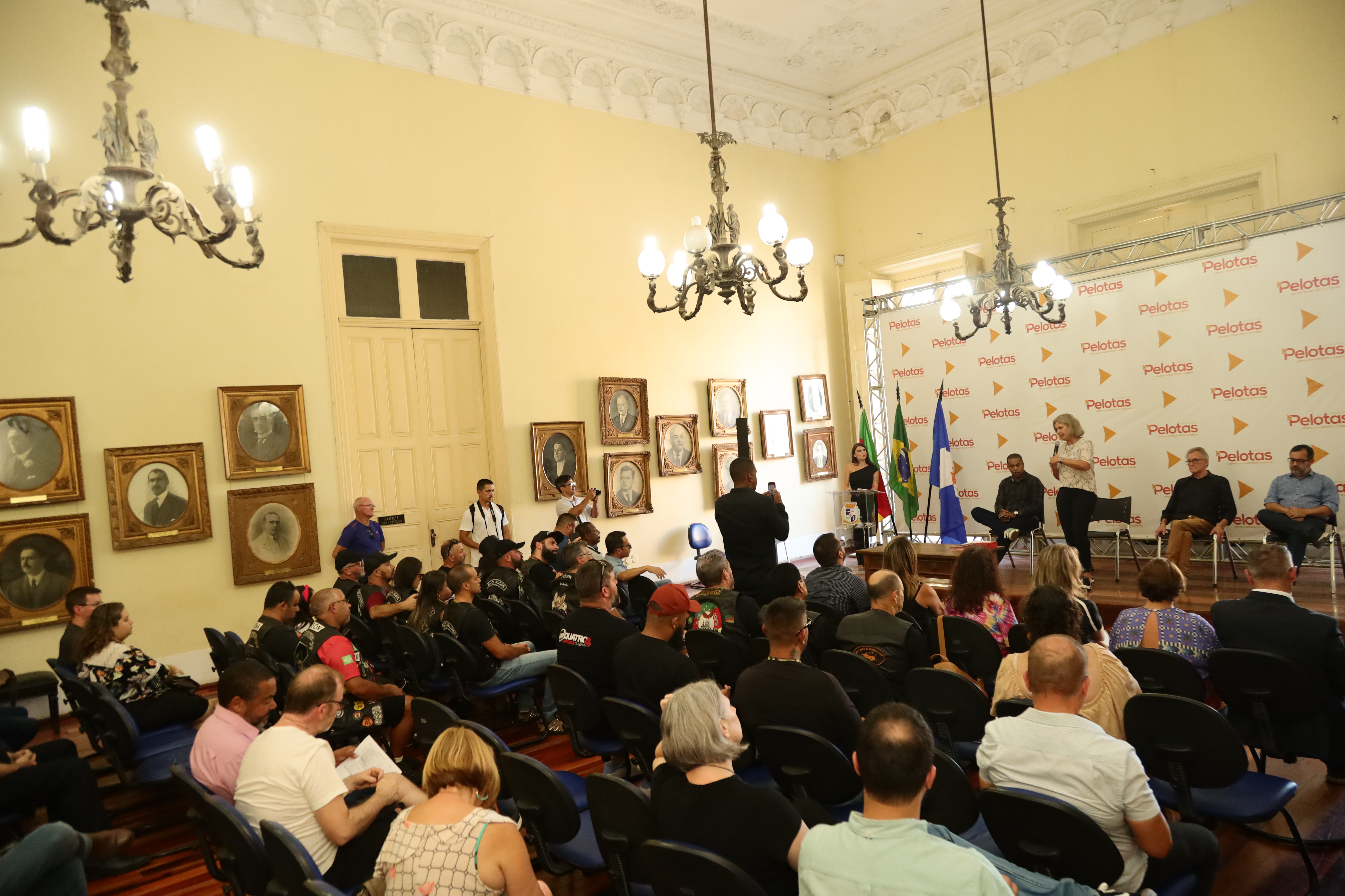 Foram sancionadas 17 leis e divulgadas 20 emendas, com recursos destinados à Saúde, Educação, Desenvolvimento Rural, Transporte e Trânsito e requalificação de espaços públicos