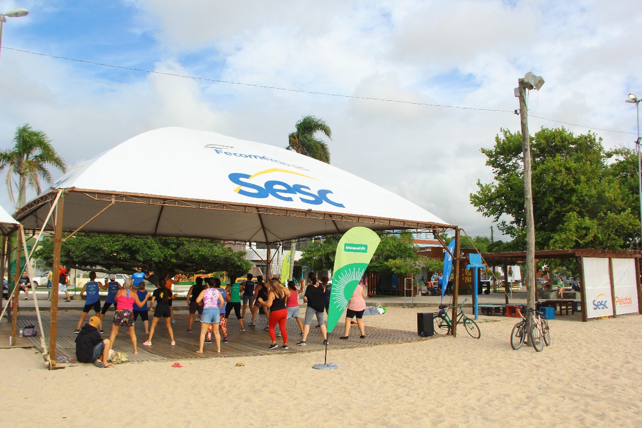 Aulas de ginástica e ritmos, comemorações do Dia da Inclusão e passeio ciclístico são atividades programadas para sábado e domingo na Casa de Praia Sesc/Prefeitura