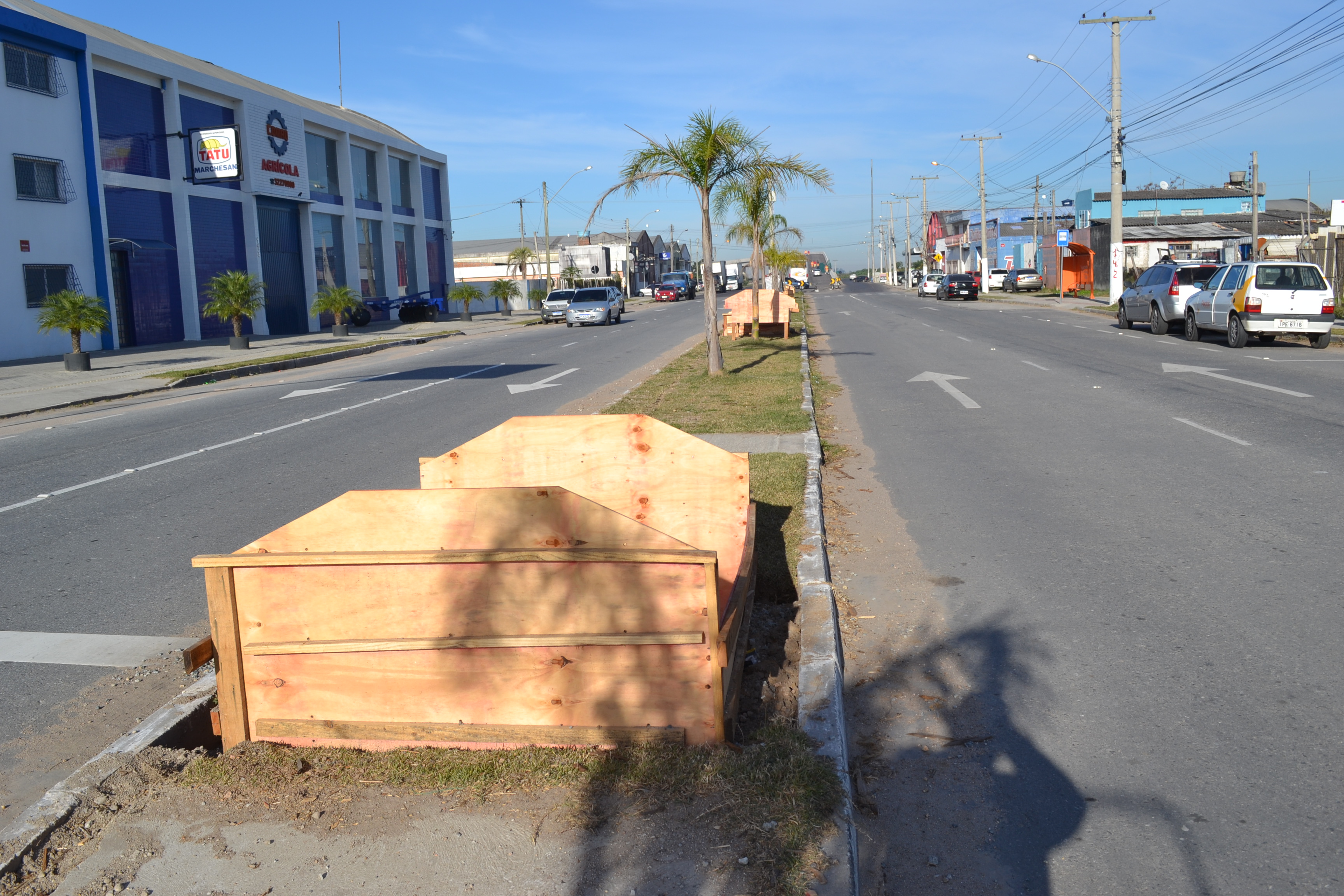 Postes metálicos passam pela fase de corte e dobra da ferragem para serem colocados no canteiro central da Viscondessa