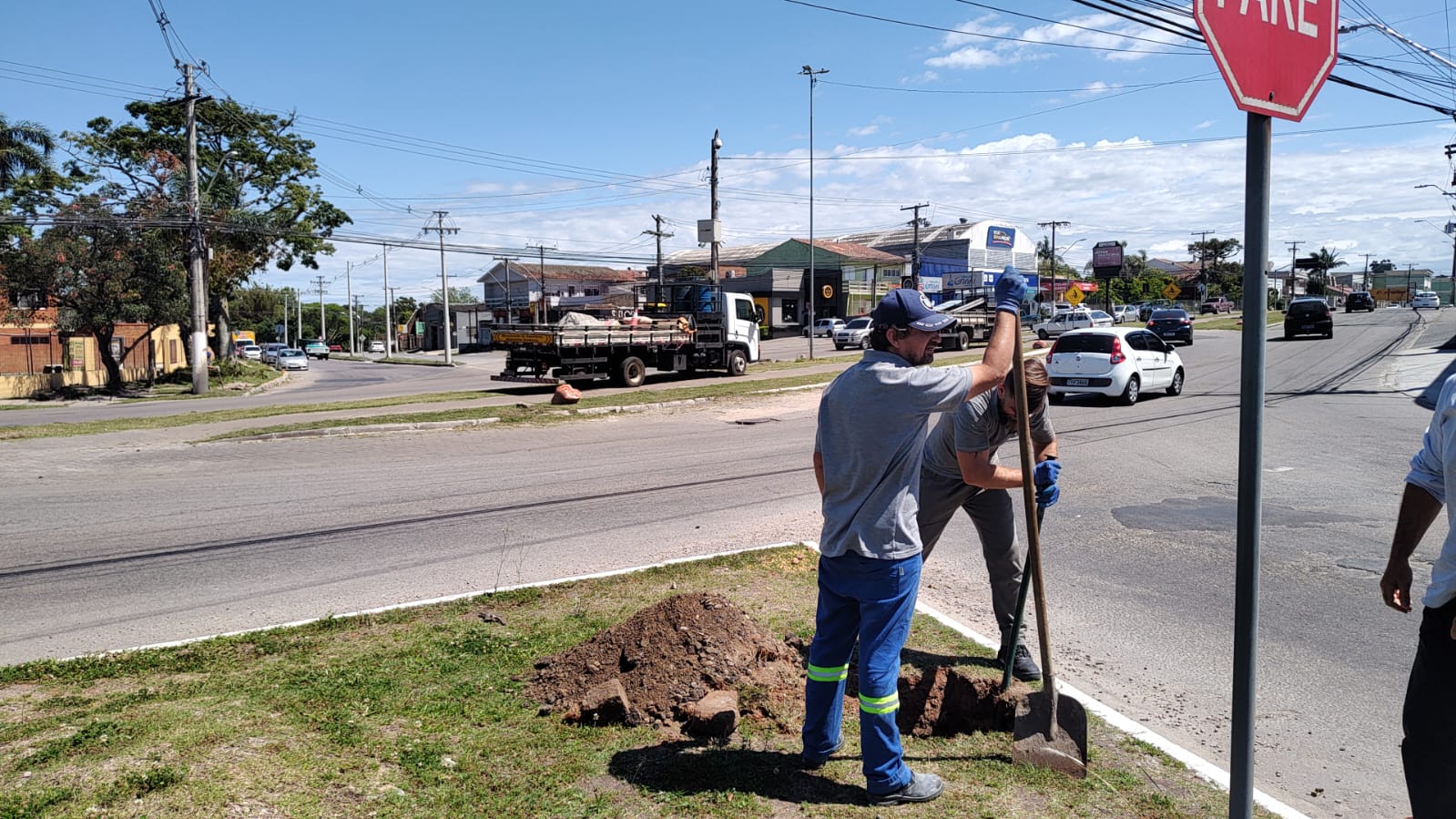 Já está em andamento a fixação de colunas que vão sustentar os equipamentos em diferentes pontos da área urbana