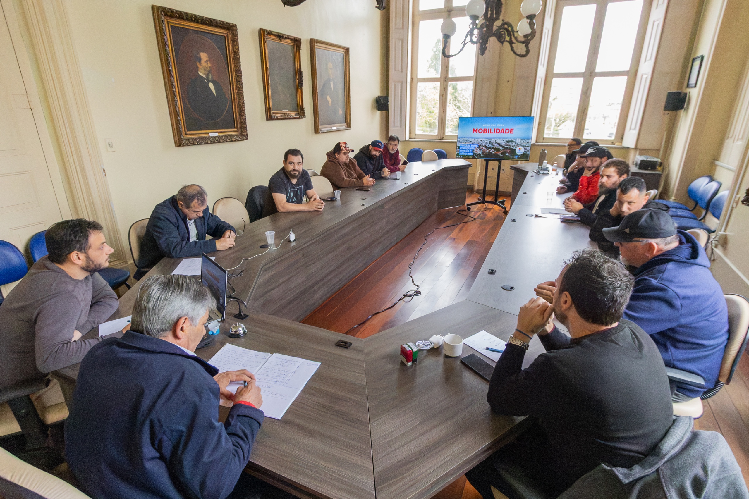 Prefeito ouviu reivindicações de condutores de aplicativo e apresentou projetos do PAC Mobilidade que contemplam melhorias na infraestrutura urbana