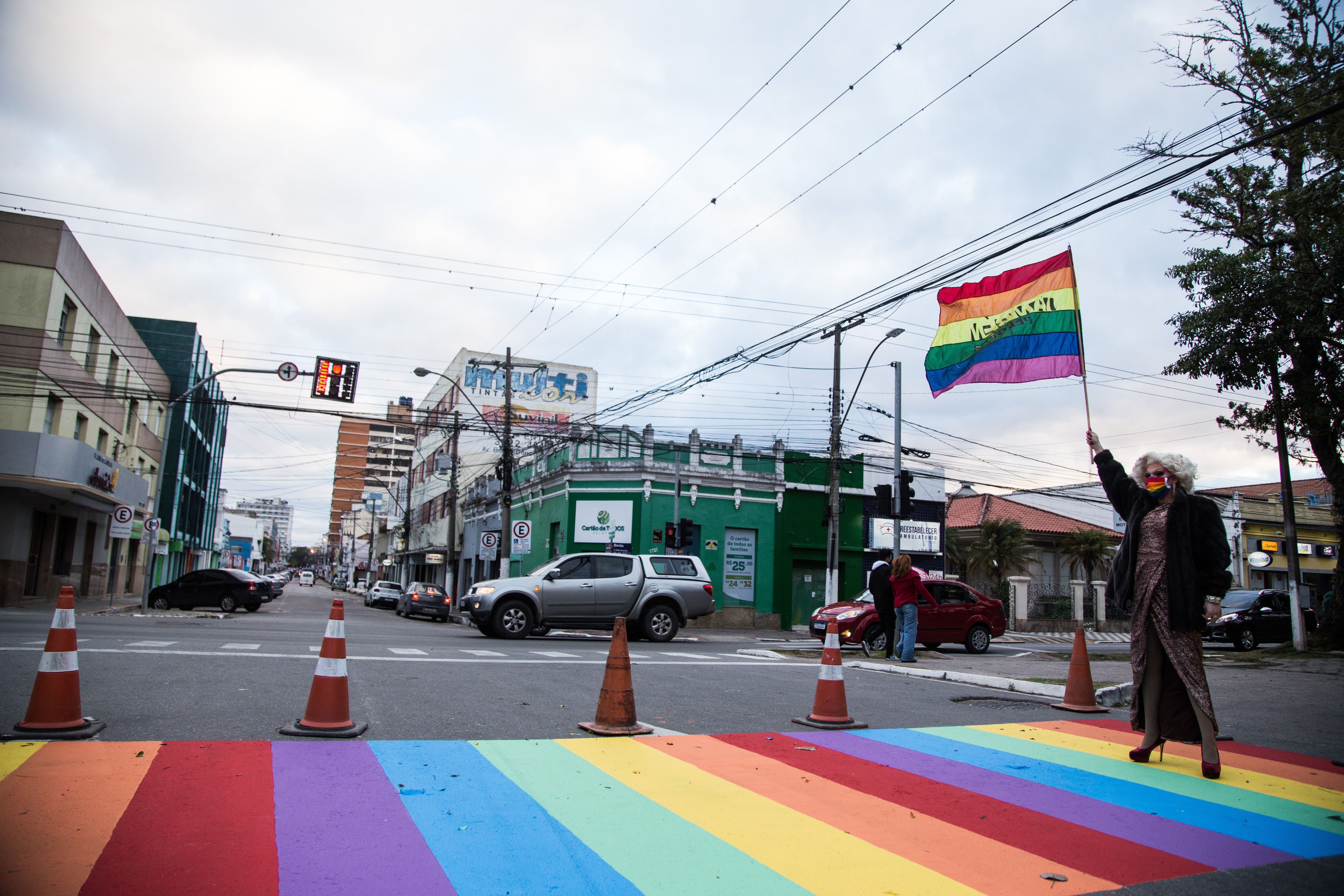 Intervenção urbana no cruzamento da Bento Gonçalves com Andrade Neves foi pintada nas cores da bandeira da diversidade, como fizeram diversos países do mundo
