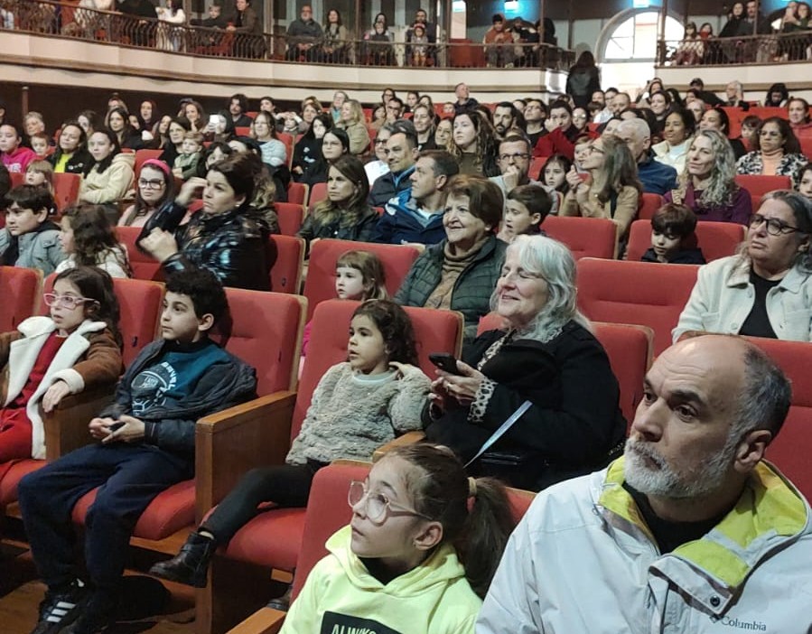 Atividades externas foram realizadas em ambientes fechados, apenas três foram adiadas. Ponto alto foi a peça infantojuvenil, com Sete de Abril lotado