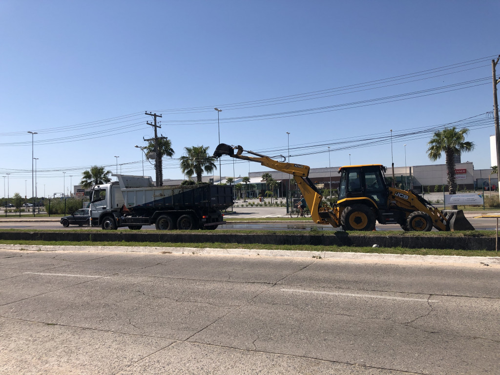 Duas frentes de trabalho atuam na limpeza das estruturas de macrodrenagem nos bairros Areal e Três Vendas