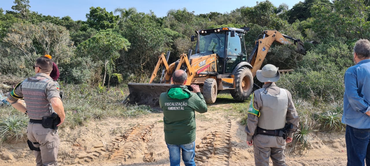 Equipe da Prefeitura e efetivo do Policiamento Ambiental iniciaram o trabalho de retirada de demarcações em áreas de domínio público da localidade