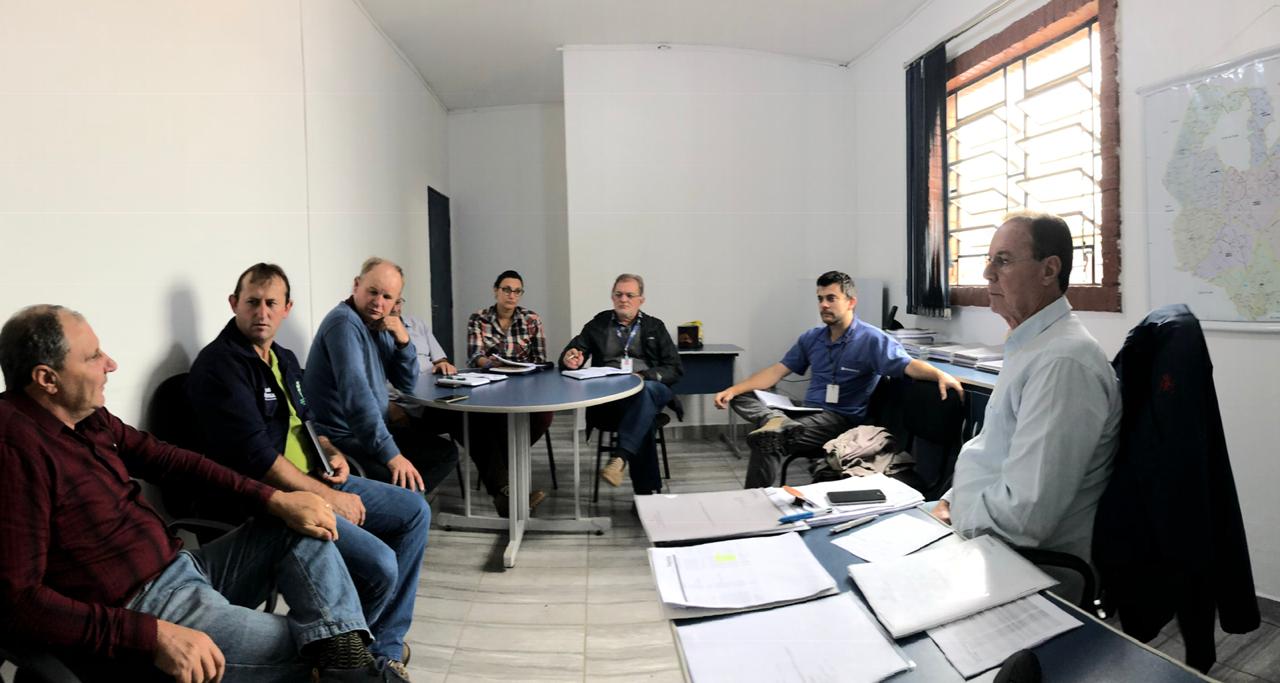 Secretaria de Desenvolvimento Rural reúne-se com representantes da Emater, Embrapa e UFPel; produtores rurais; e sindicalistas