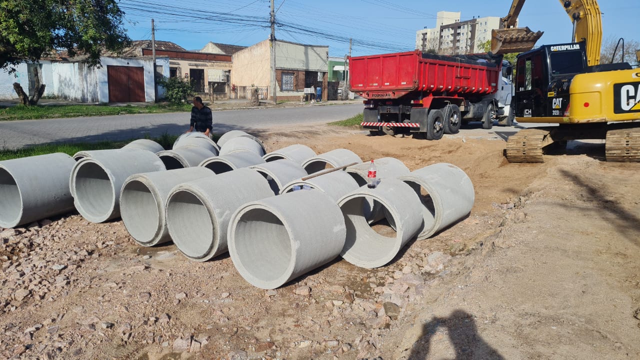 Intervenções reiniciam-se pela construção de caixa de drenagem para dar andamento à rede