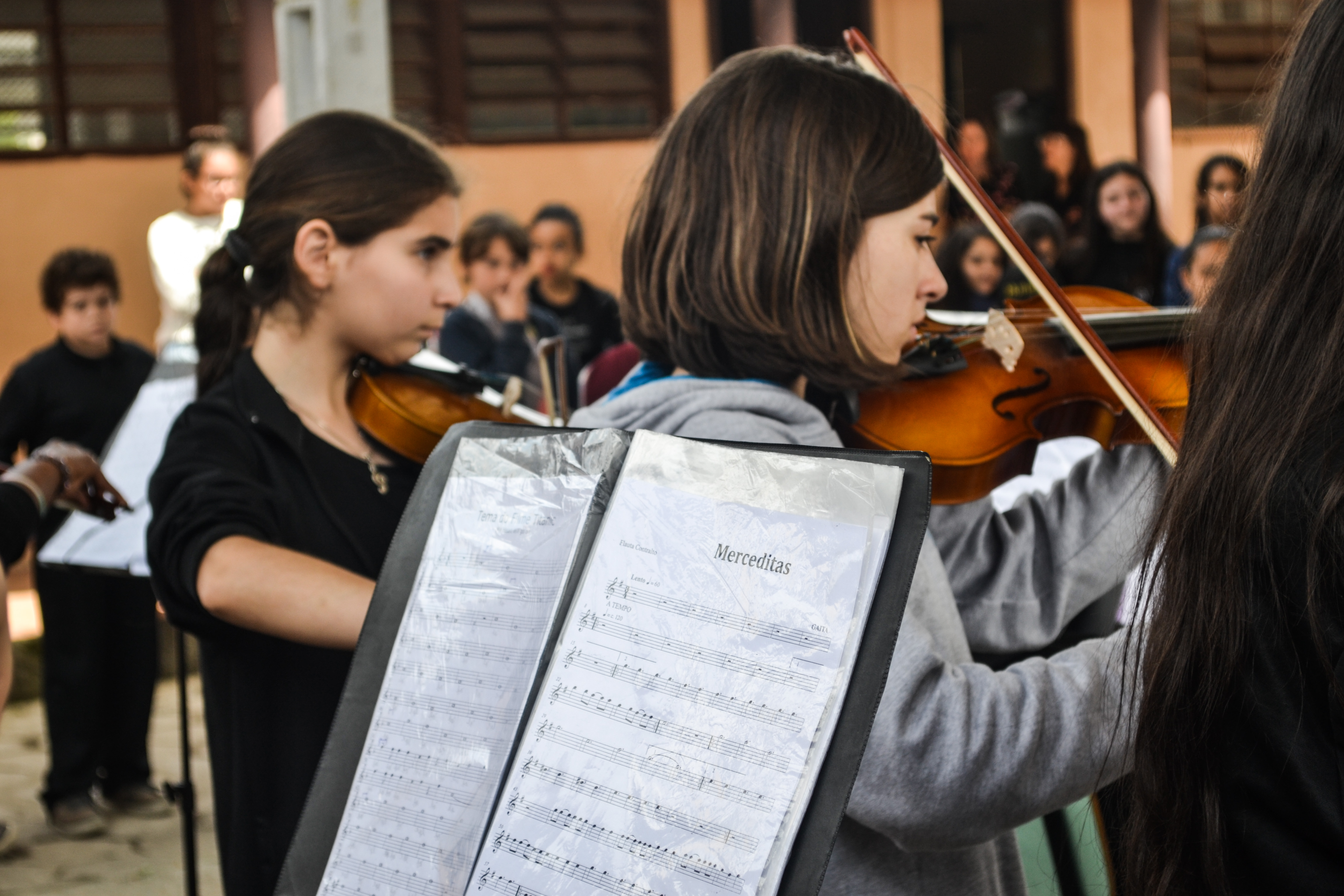 Desde maio, projeto da Prefeitura transforma a realidade de 25 crianças e adolescentes da cidade. Primeira grande apresentação do grupo será na Feira do Livro