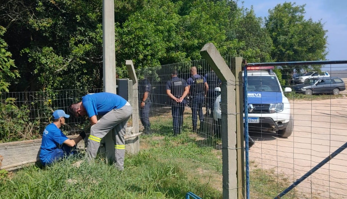 Equipe da autarquia contou com apoio da Guarda Municipal na operação para desfazer a derivação irregular