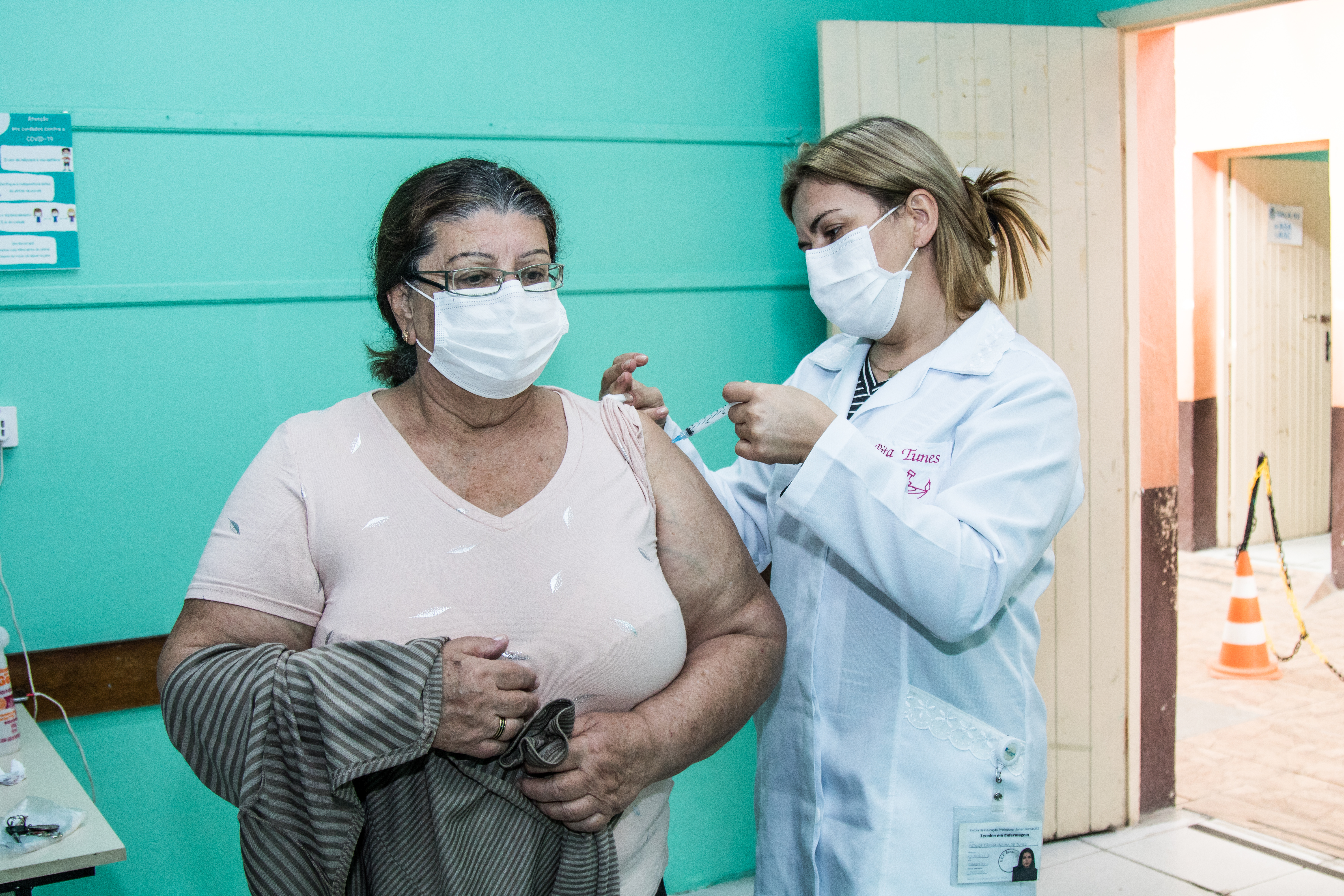 780 pessoas receberam a segunda dose da vacina nesta segunda-feira (3). A SMS esclarece que a complementação da imunização para idosos que se enquadram nas demais faixas etárias depende da chegada de nova remessa da CoronaVac