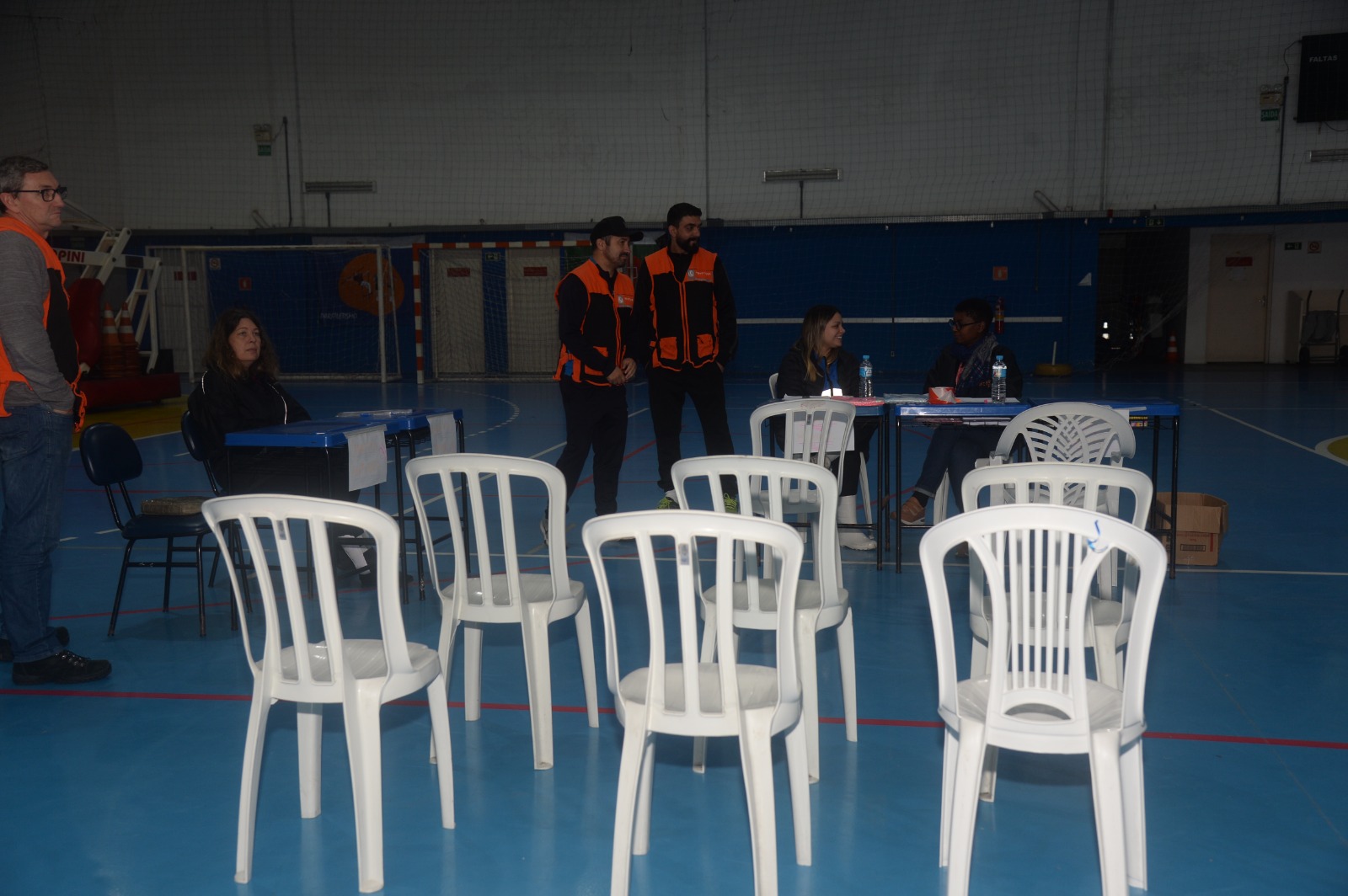 Centro de cadastramento no Ginásio Municipal recebe moradores de áreas em risco iminente de inundação. Ginásio do Sesi é o oitavo abrigo público aberto em Pelotas