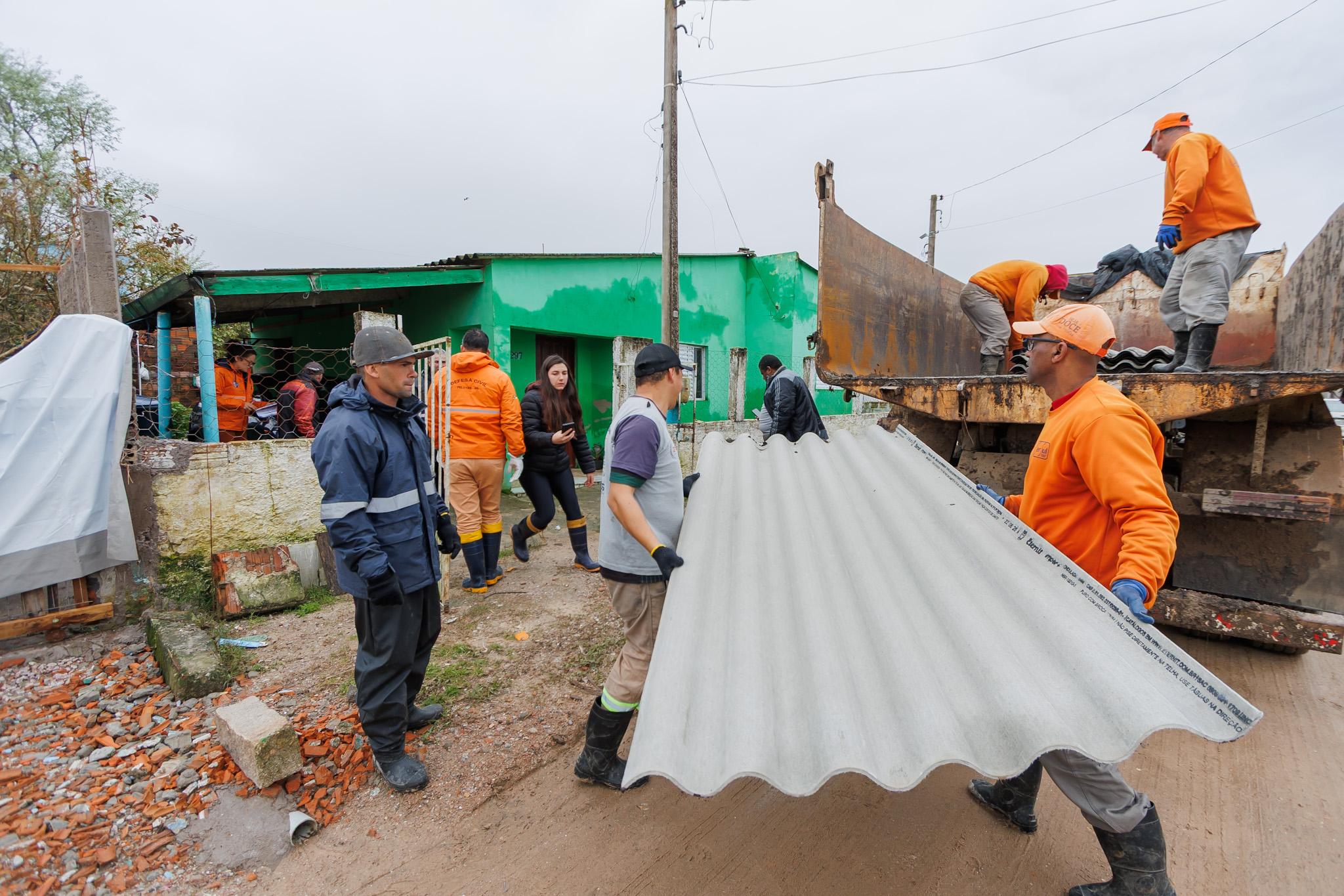 Regiões foram as mais atingidas pelo temporal de granizo da noite de quinta-feira (27). Prefeito Fernando Marroni acompanhou operação realizada neste sábado (29)