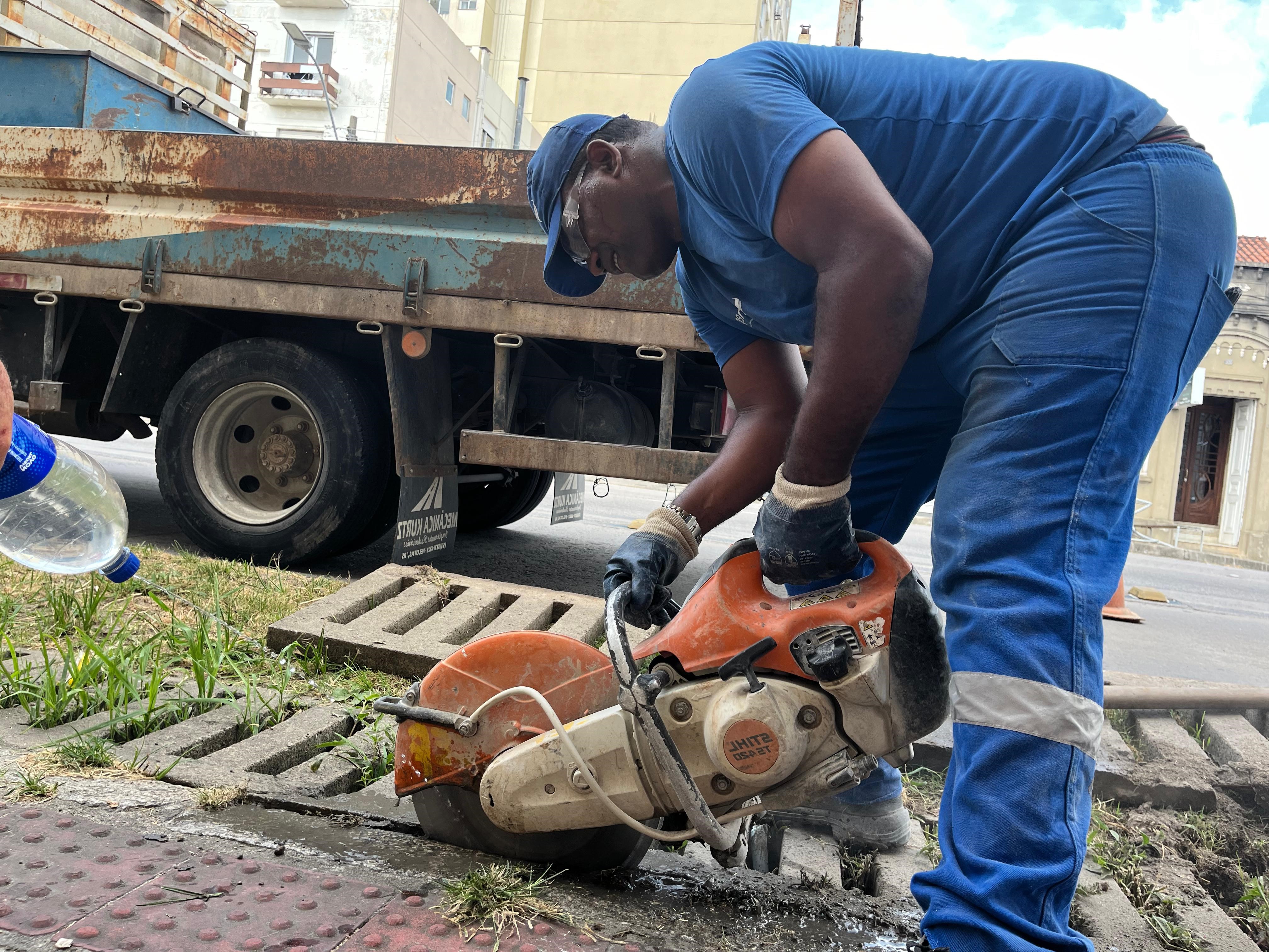 Equipes retiram resíduos descartados indevidamente e desobstruem estruturas responsáveis pela drenagem