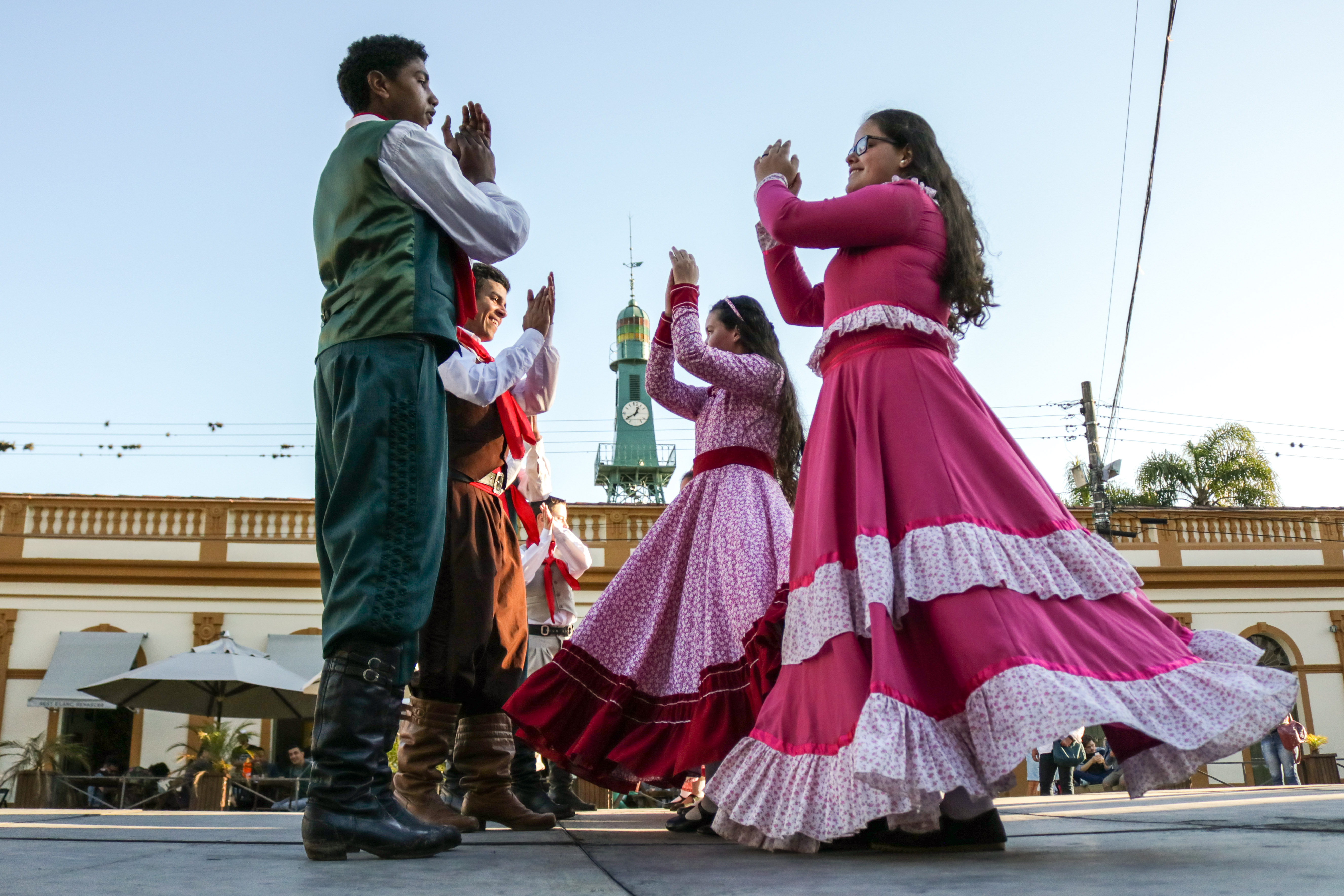 Chegada da chama crioula e show com o Grupo Querência marcam o dia de abertura