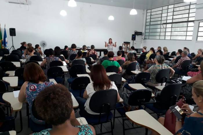 Curso é destinado a docentes e auxiliares de Educação da rede municipal