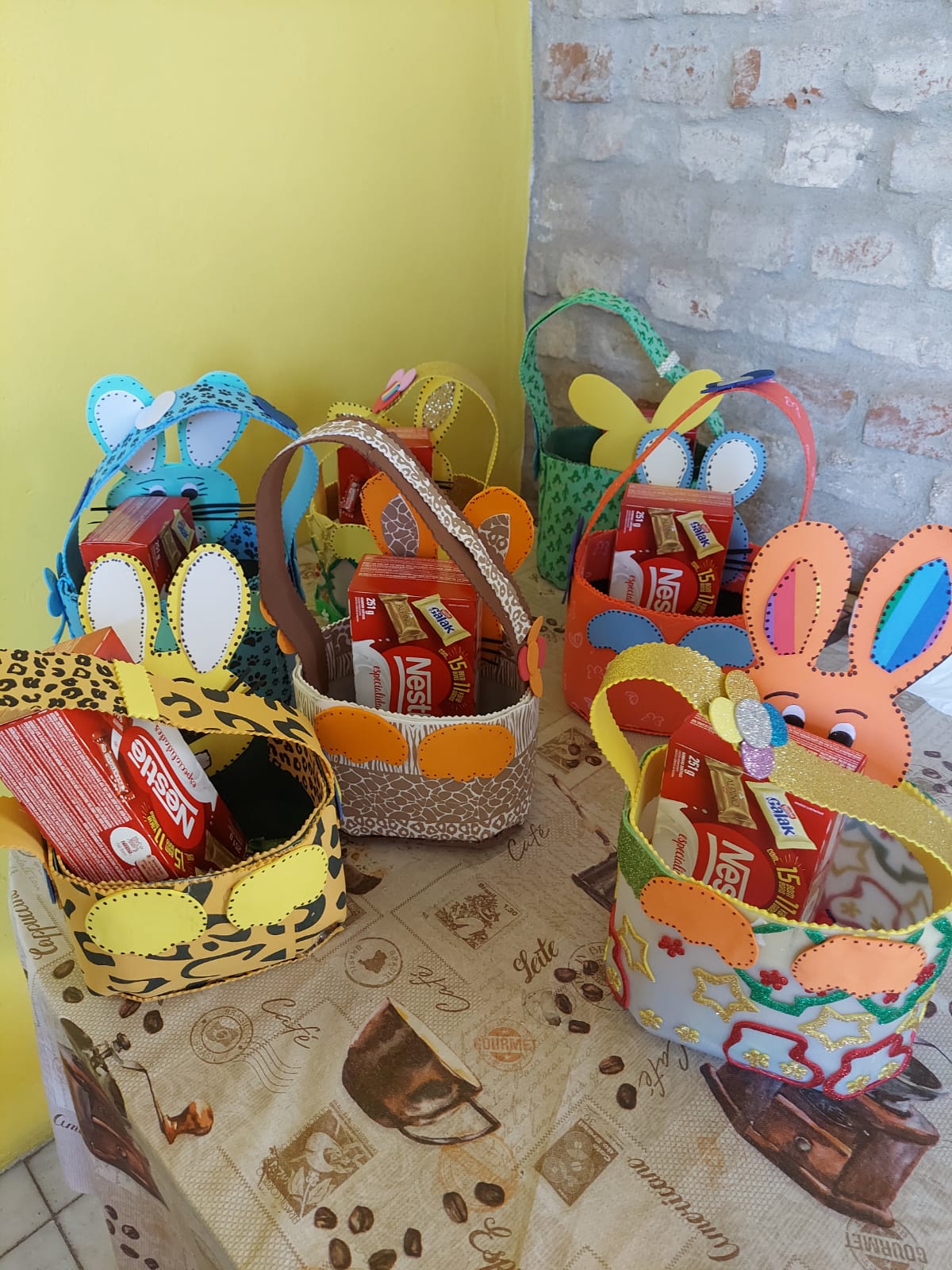 Crianças e adolescentes atendidas nos locais participam das atividades e recebem chocolates