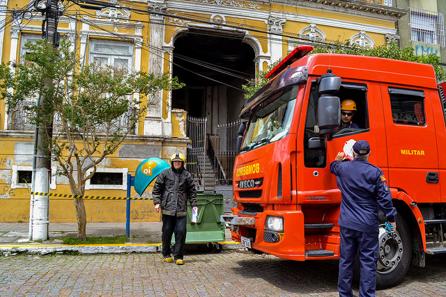 Imóvel estava em desuso desde 2011. Corpo de Bombeiros já controlou as chamas