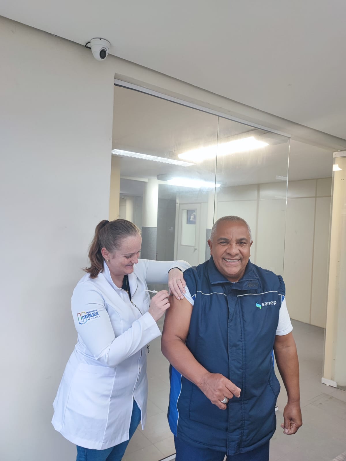 Doses das duas vacinas são aplicadas nos prédios da autarquia