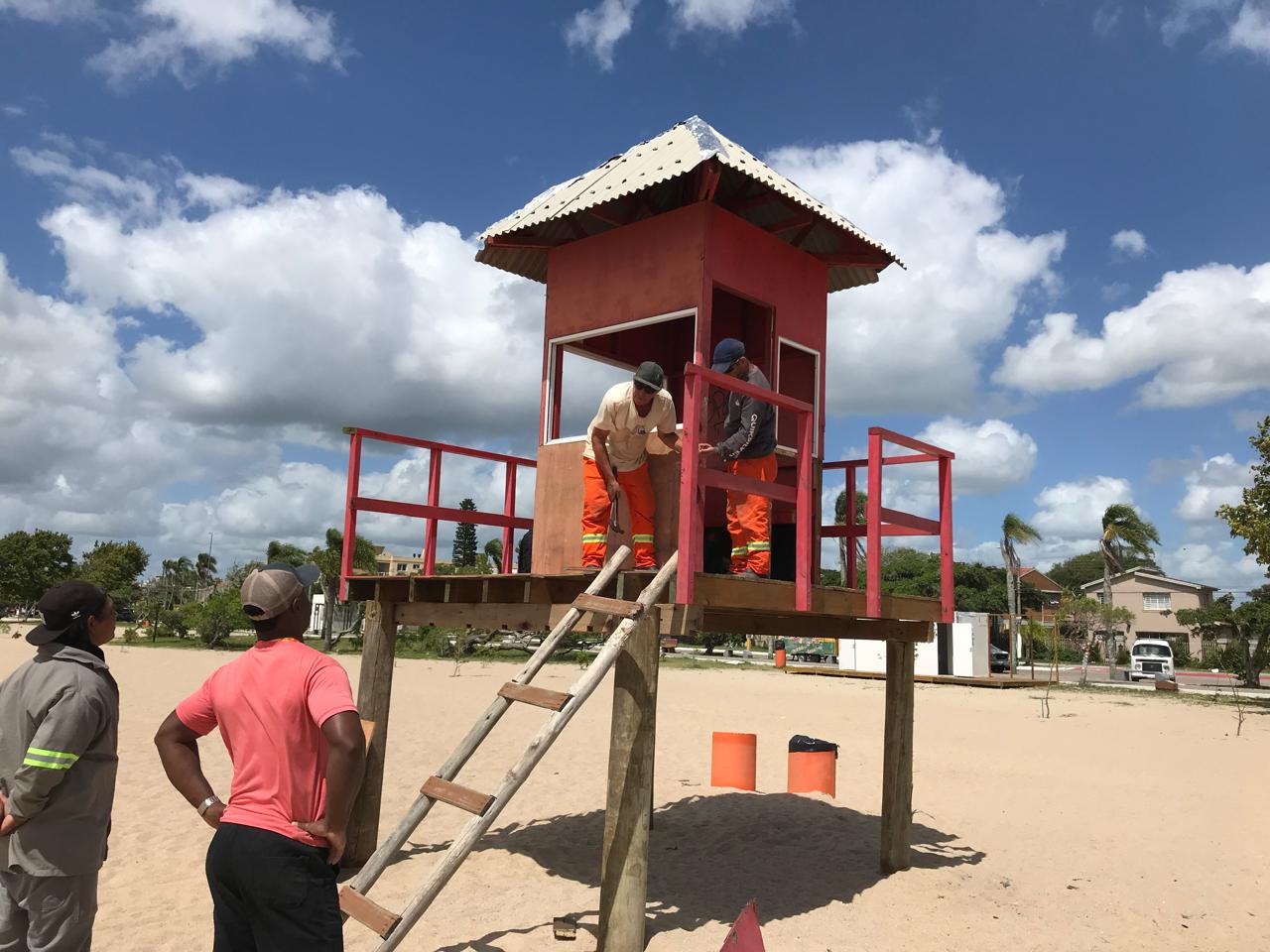 Equipes de monitorados do MOP repararam guaritas e fizeram tapa-buracos no Centro e Balsa. Equipe da Secretaria atuou em tapa-buracos na Leopoldo Brod