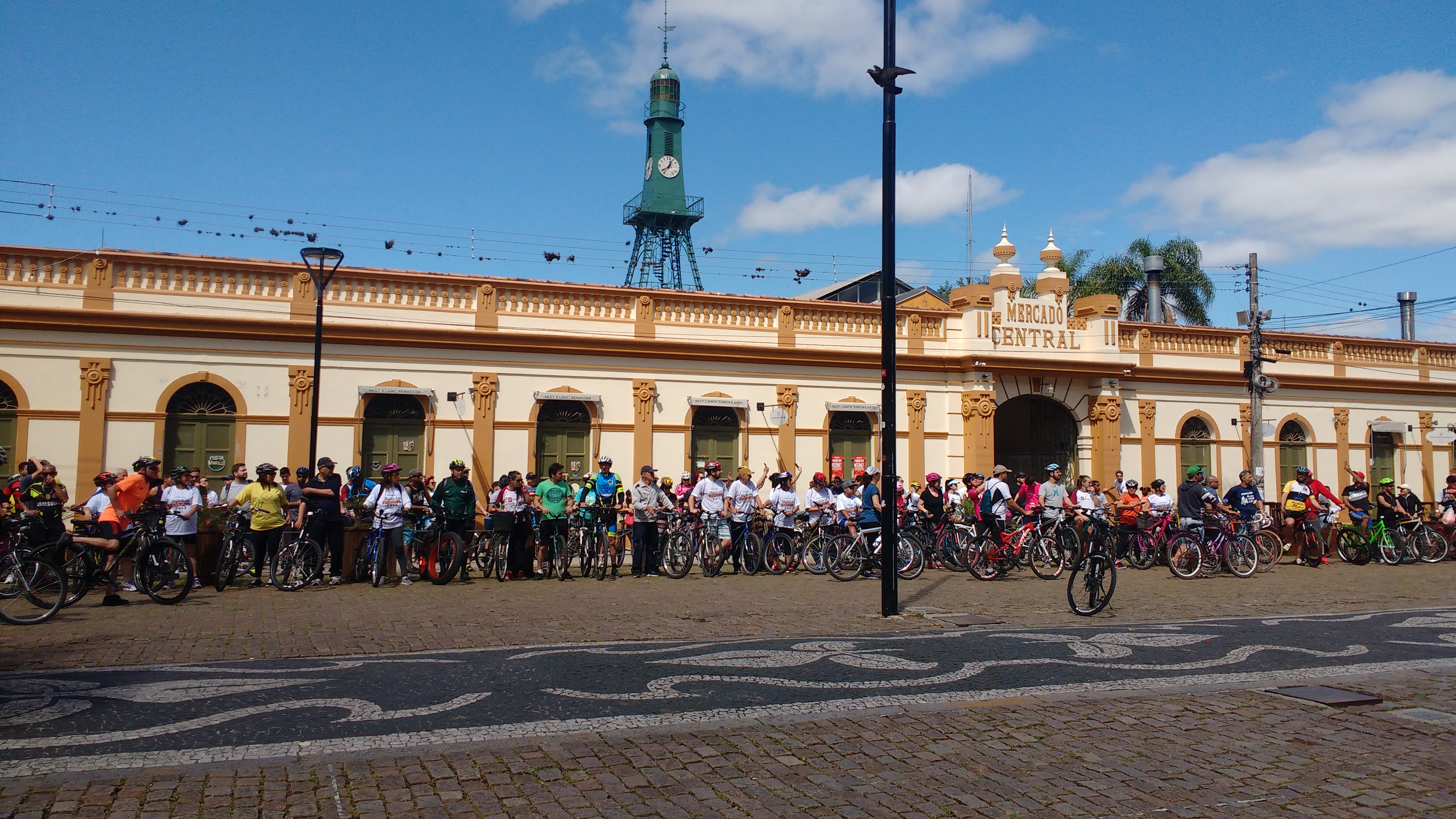 Ciclistas e patinadores percorreram as ciclovias e ciclofaixas da cidade