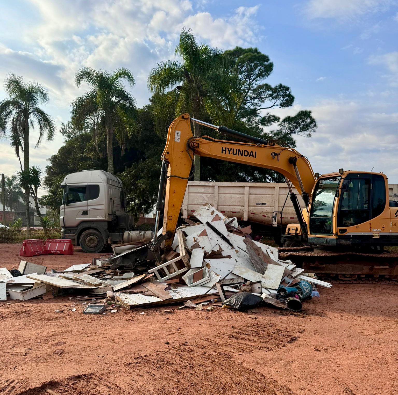Área temporária é criada para receber materiais das residências e comércios atingidos pela enchente