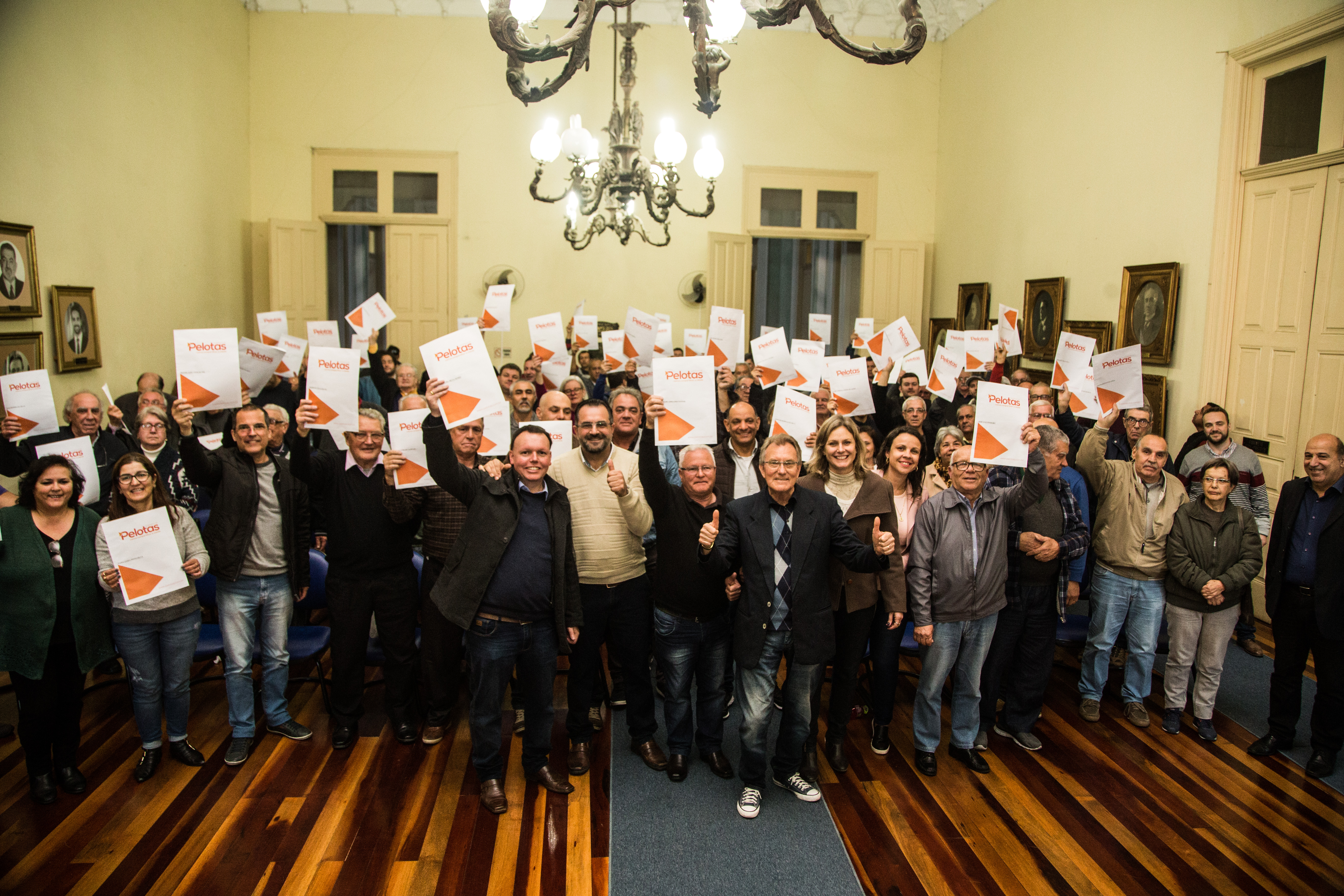 Documento garante que os 335 motoristas exerçam a profissão dentro da legislação municipal; 14 ainda não regularizaram sua situação na Secretaria de Trânsito