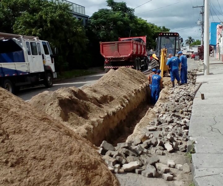 O trabalho está concentrado na rua Álvaro Chaves, região do Porto, onde as tubulações são antigas e apresentam problemas de obstrução