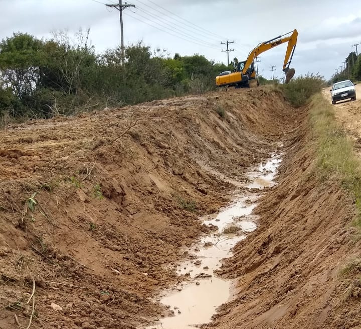 Nova máquina da Prefeitura começou a funcionar no Passo do Salso, sendo utilizada no envaletamento de vias