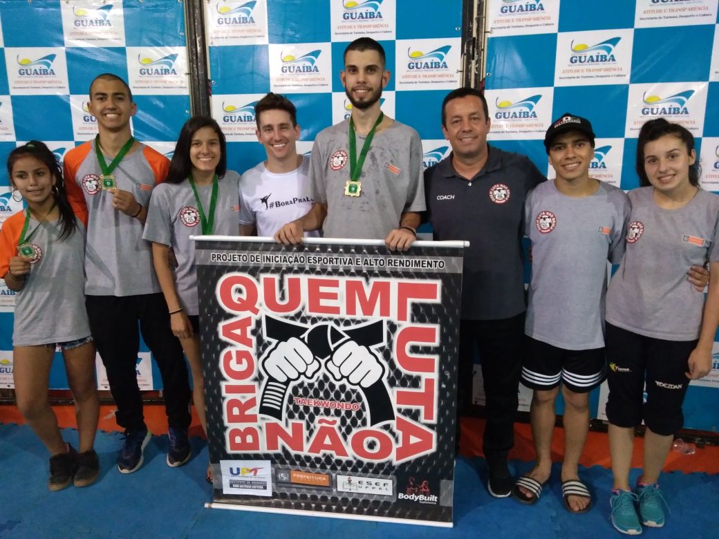 Atletas do projeto Quem Luta Não Briga representaram o município