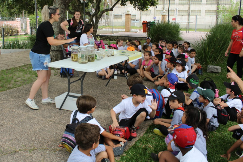 Os alunos das EMEFs Nossa Senhora das Dores e Ministro Fernando Osório estiveram em visita à Praça Modelo