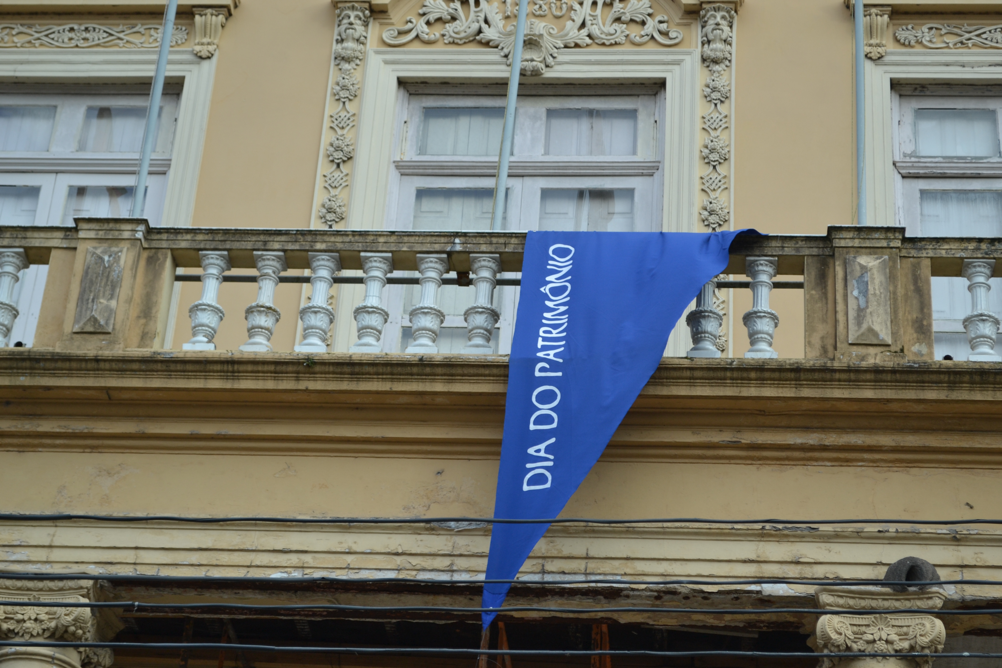 Prédios começaram a receber as bandeirolas coloridas que anunciam evento do fim de semana