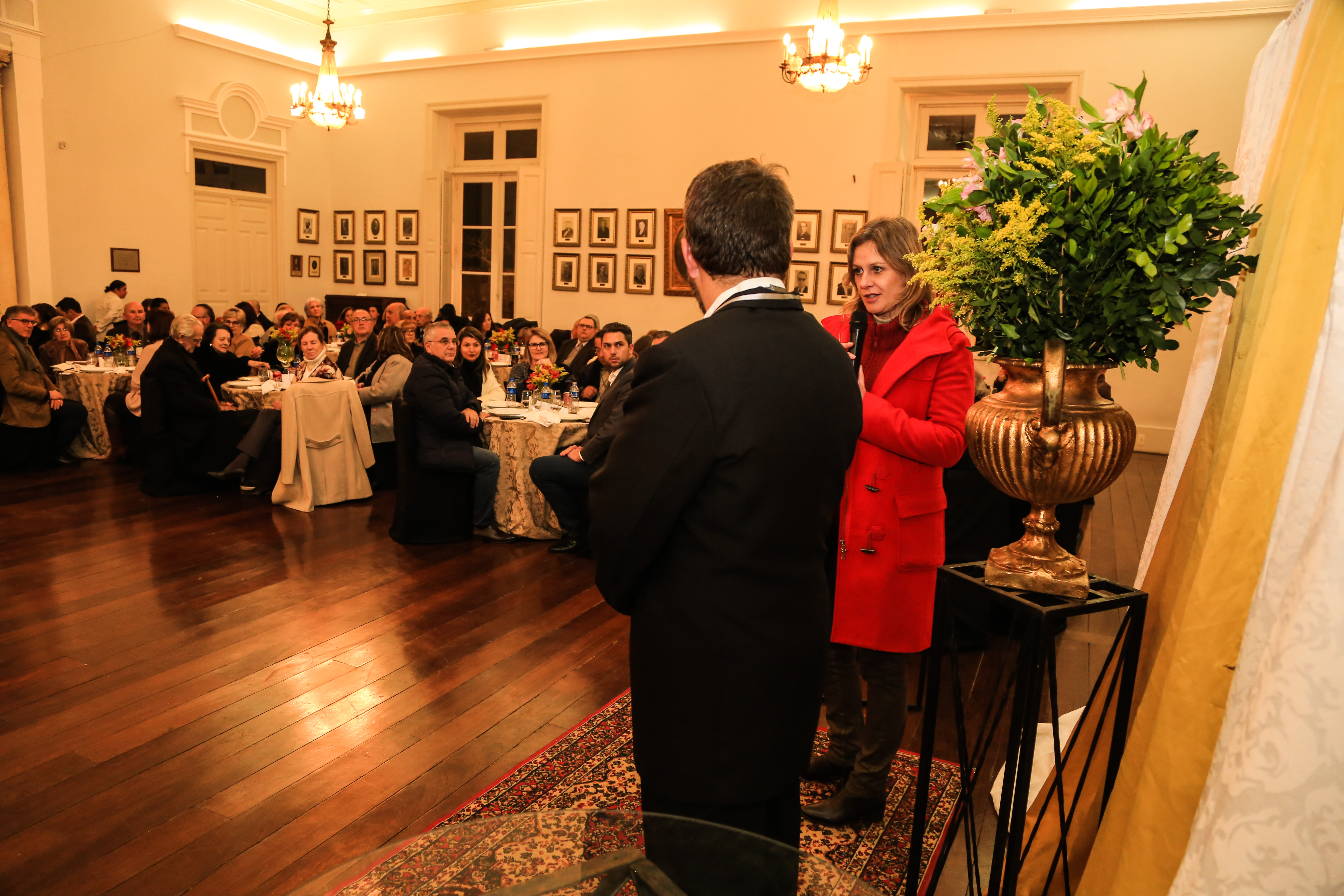 Prefeita Paula Mascarenhas e vice Idemar Barz prestigiaram a cerimônia da entidade cultural