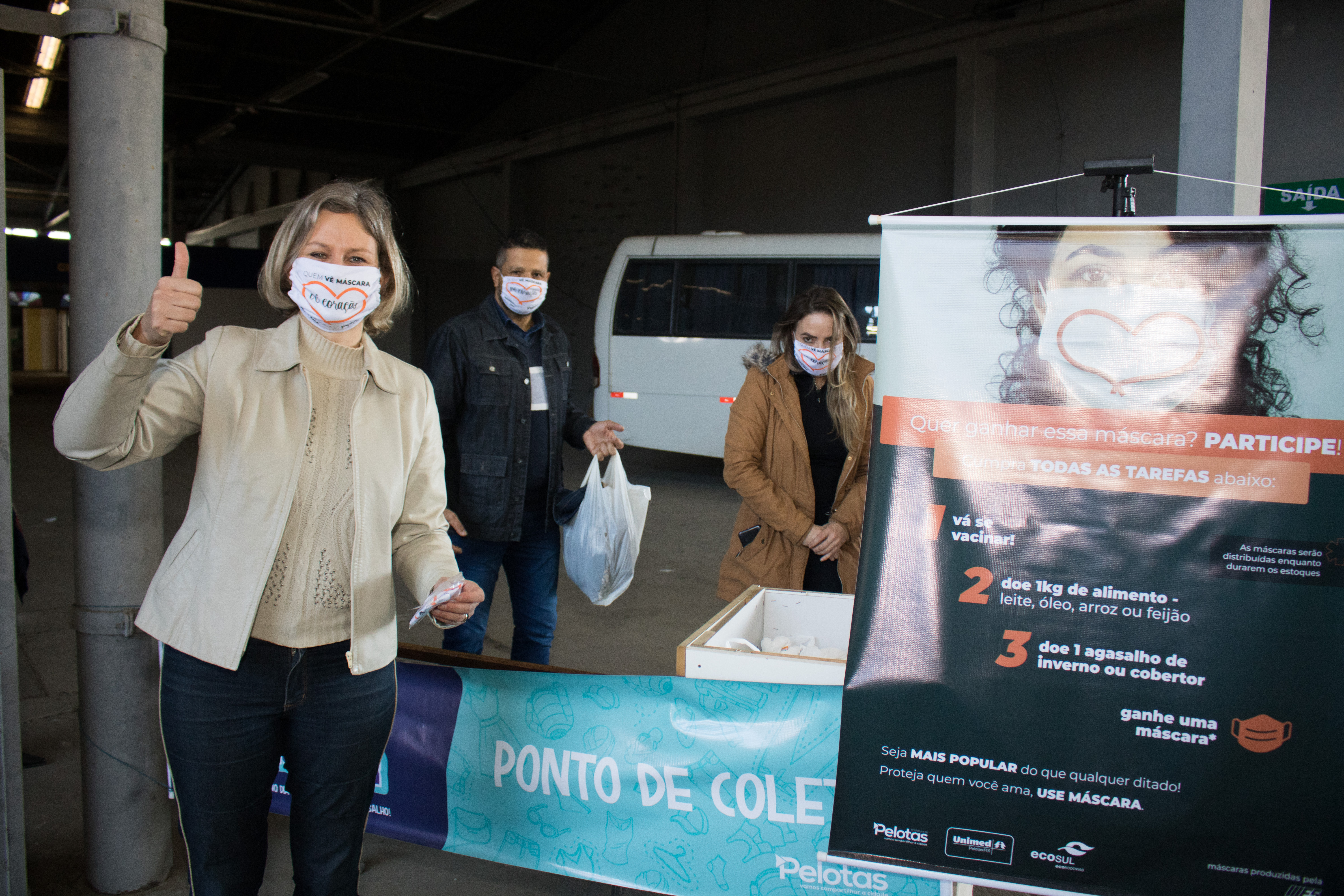 A ação faz parte da campanha de conscientização, promovida pelo Município, em parceria com a Unimed e a Ecosul, sobre o uso do equipamento de proteção. Quem se vacinou neste sábado e fez a doação de alimento e agasalho recebeu uma máscara