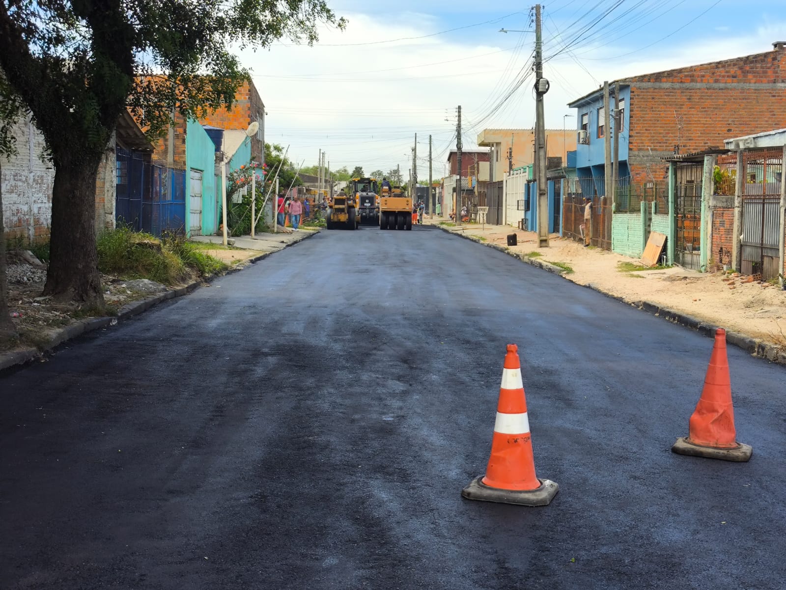 Secretaria de Obras usou 116 toneladas de CBUQ nas ruas Moacyr Mac Donough Dias e Luciano Gallet, nas Três Vendas