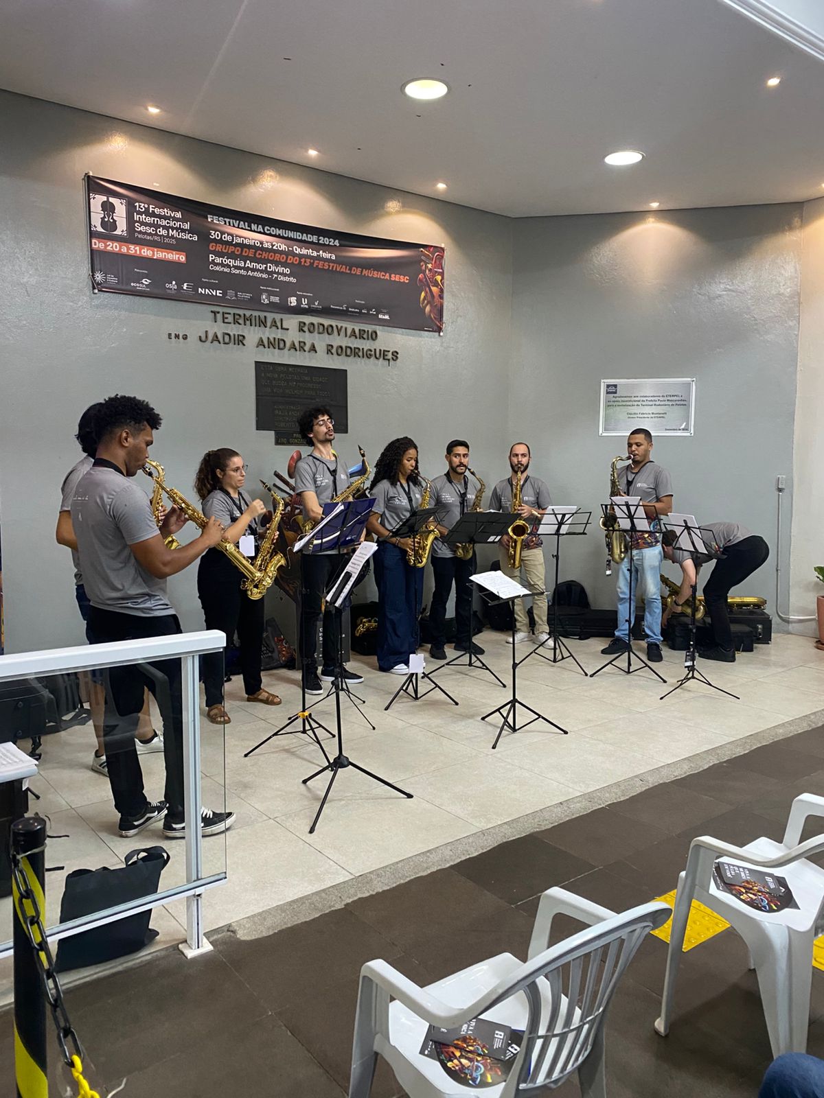 Grupo de saxofone leva música ao terminal e encanta passageiros
