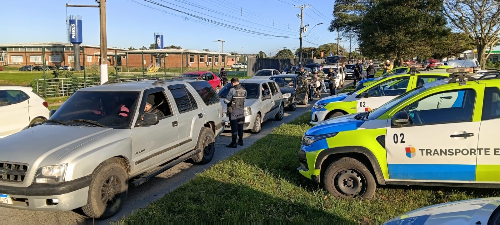 Cinco veículos foram autuados por infrações, na ação realizada na avenida Bento Gonçalves, com agentes de Trânsito, Guarda Municipal e Brigada Militar (BM)