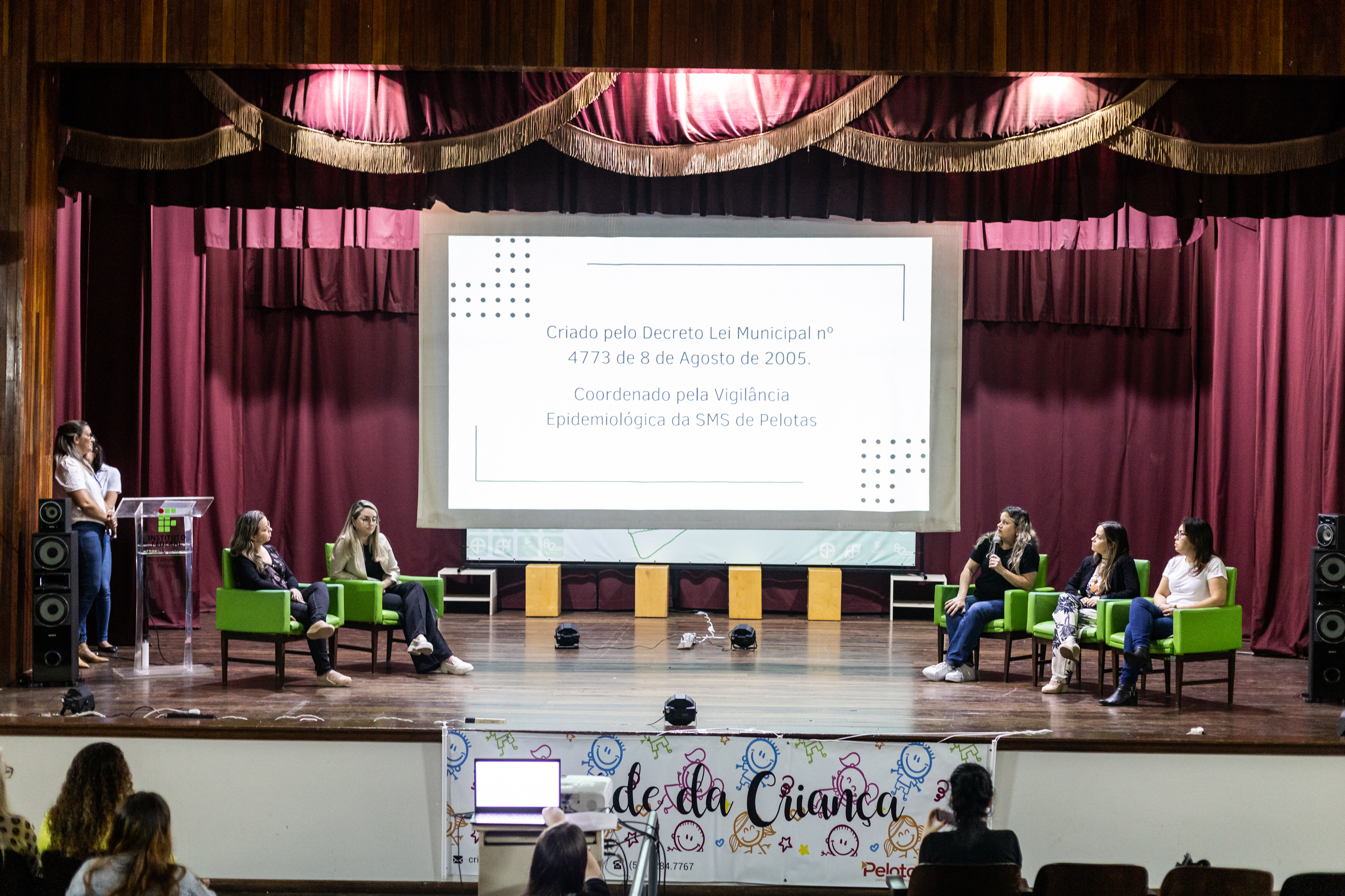A décima edição do Encontro Materno Infantil ocorreu em Pelotas, reunindo profissionais da rede municipal e de municípios vizinhos, com enfoque na vigilância dos óbitos maternos, infantis e fetais