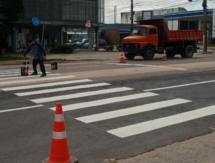 Ação ocorre entre a ponte de acesso ao Laranjal e o Recanto de Portugal. Pintura também é revitalizada em trechos da Domingos de Almeida e 25 de Julho
