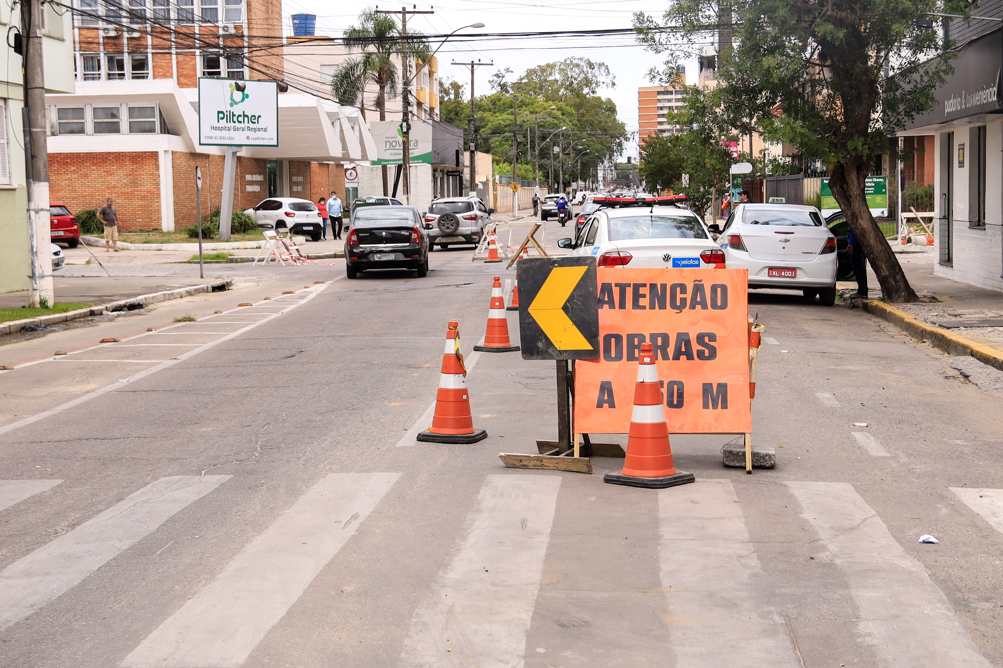 Trânsito está em meia pista nas proximidades dos entroncamentos com a rua Padre Felício