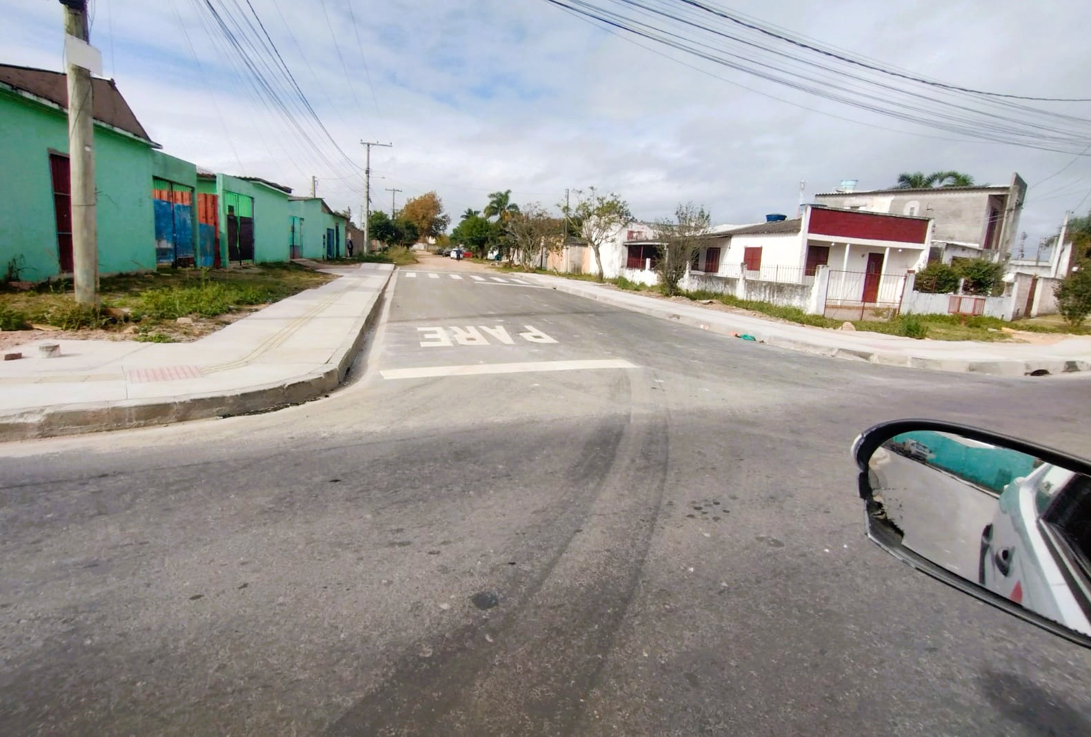Via que liga avenida São Francisco de Paula à rua Mário Peiruque, no Jardim Europa, teve a sinalização concluída, após pavimentação. Serviços continuam em vias do Laranjal