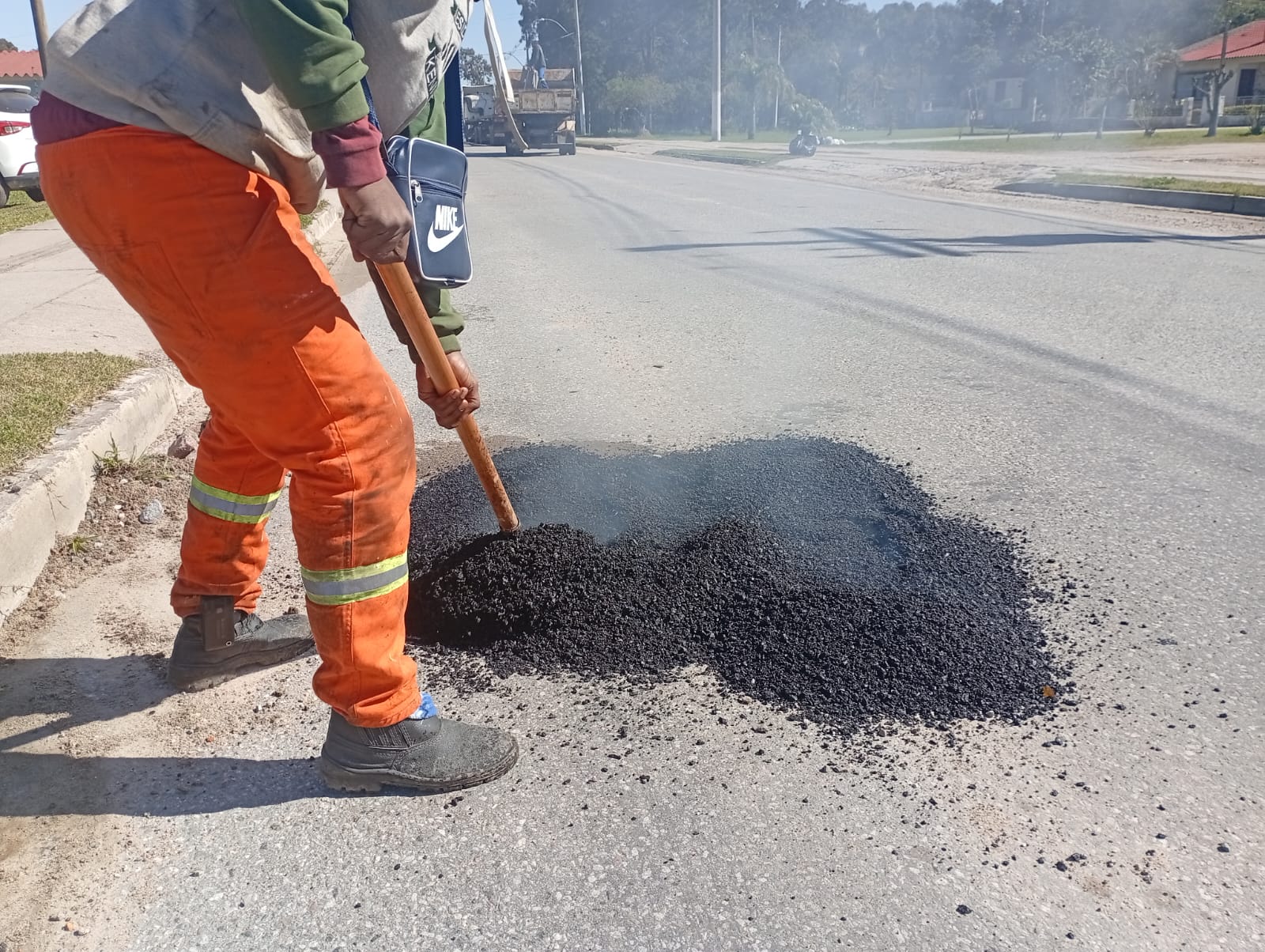 Monitorados da Mão de Obra Prisional (MOP) usaram 10 toneladas de asfalto para melhorar as condições desta importante avenida das Três Vendas