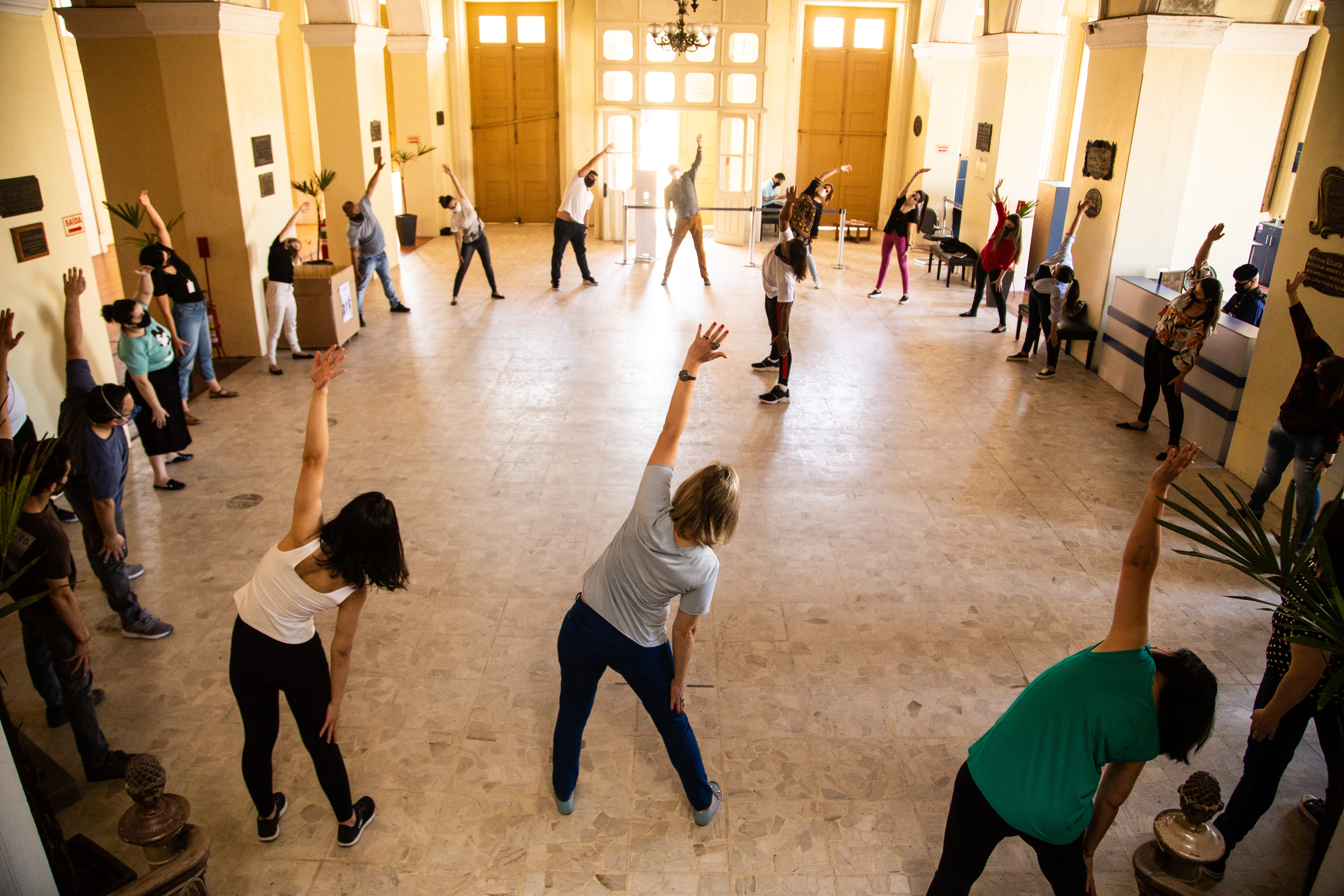 Atividade de ginástica laboral reuniu servidores no Paço Municipal, em comemoração à data celebrada nesta quinta-feira, dia 28