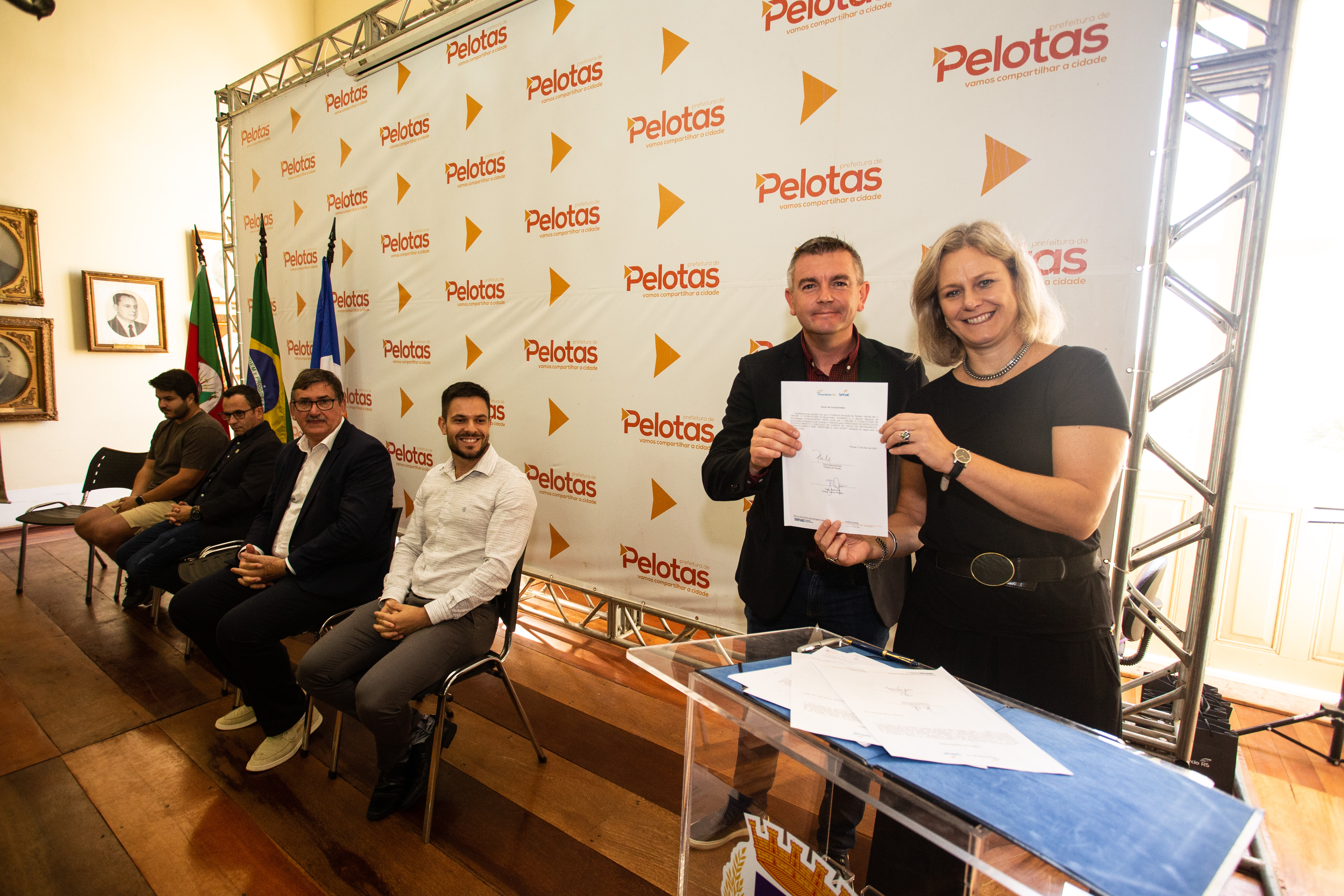 Alunos, moradores da Colônia Z3 e do Balneário dos Prazeres, receberam o certificado