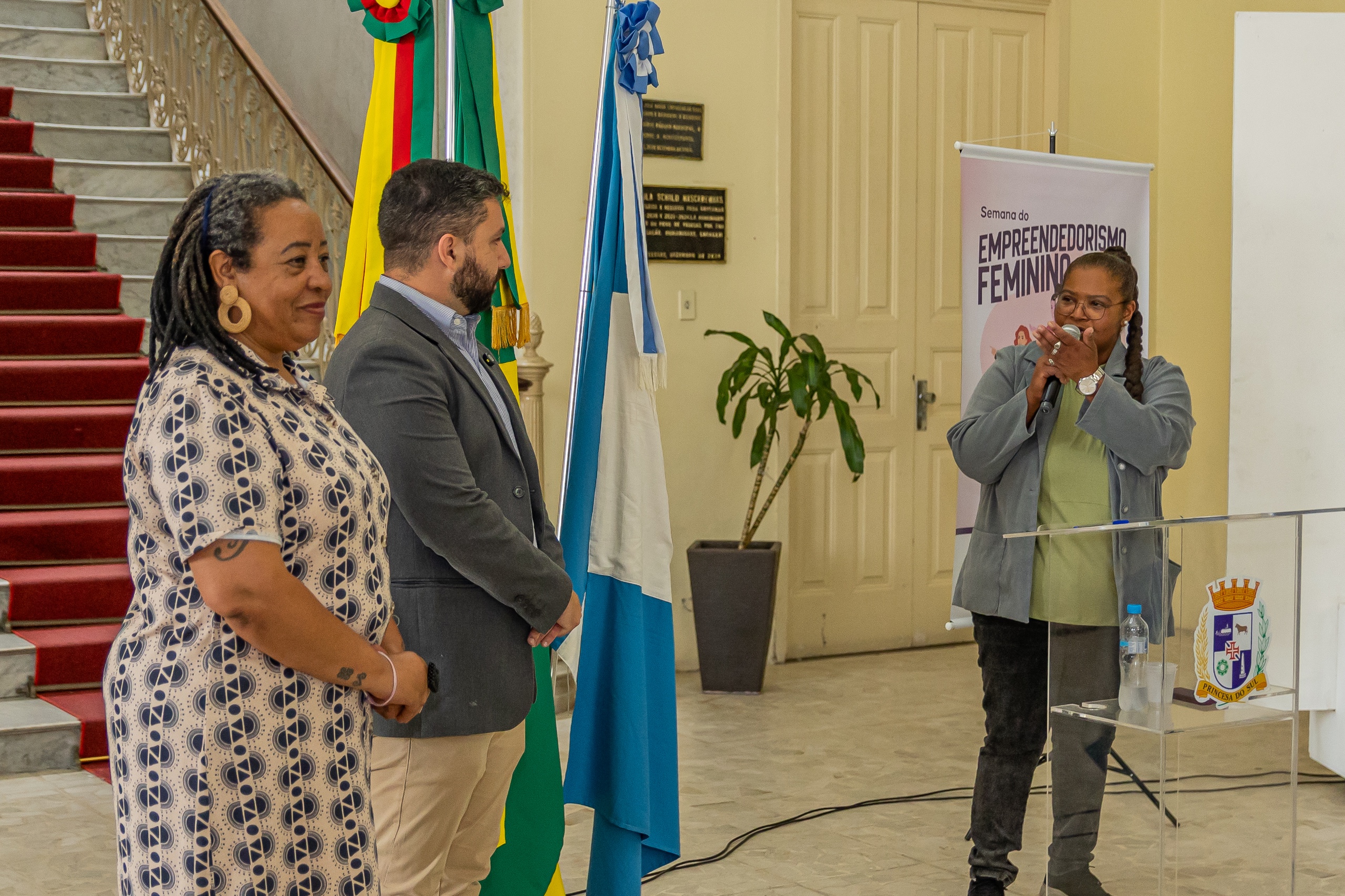Vice-prefeita e secretária das Mulheres participaram do cerimonial no Paço Municipal