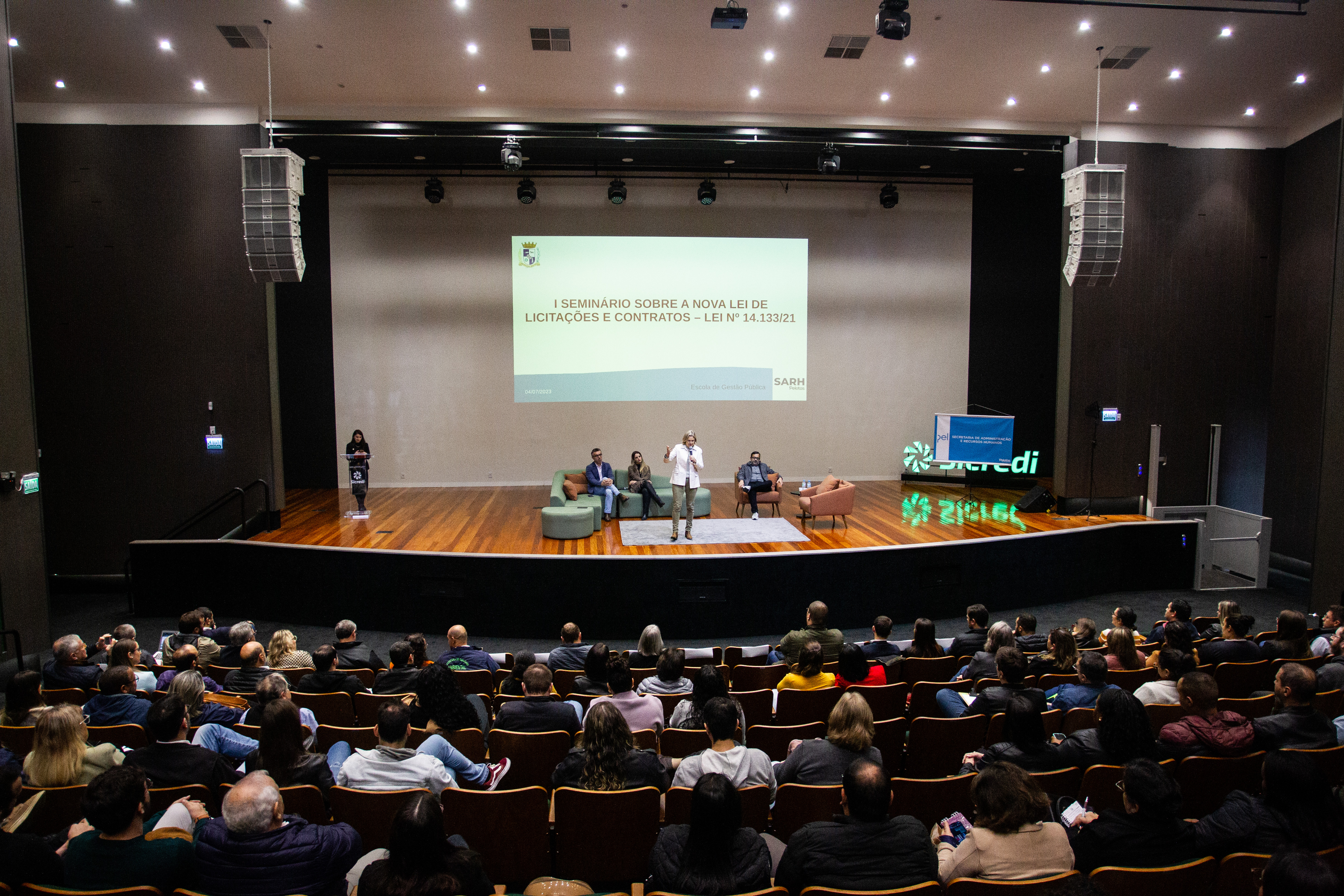 Prefeita Paula abriu seminário e assinou decreto com as primeiras regulamentações e normas gerais para a fase preparatória de implementação
